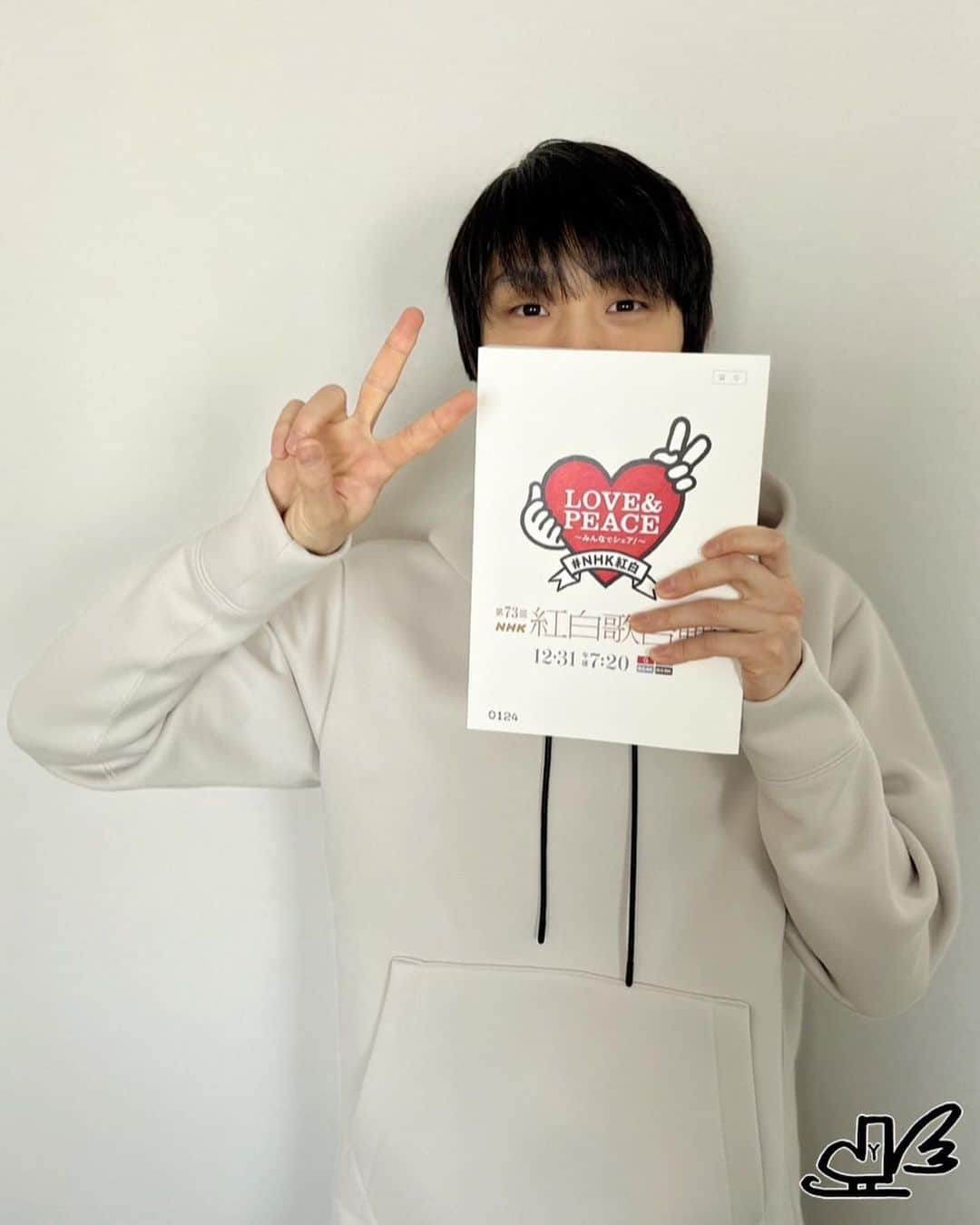 羽生結弦のインスタグラム：「あけましておめでとうございます✨⛩✨  2022年もお力をたくさんいただきました。 2023年も、芯を持って、進み続けます！ 皆さまにとって、幸せを感じられる一年になりますように。 羽生結弦  Do not repost.  #羽生結弦 #HANYUYUZURU」