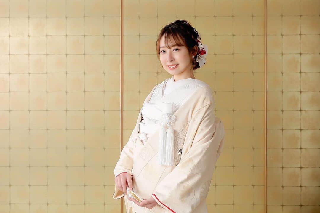 内田夕己のインスタグラム：「新年明けましておめでとうございます。 昨年はお世話になりました🌷 本年もよろしくお願いいたします🎍🤍 . 今年は激動の1年になりそうです！ 出産が無事に終わるまでは、個人的に新年は明けていない気分です。笑 プライベートな内容気になってくださった方は、@uchidayui0313 をフォローしてくれると嬉しいです✨ . 寒い日々が続いているので、皆様も身体に気をつけてね。 皆様にとって素敵な2023年になりますように🐰✨️ . . #着物 #kimono #happynewyear」