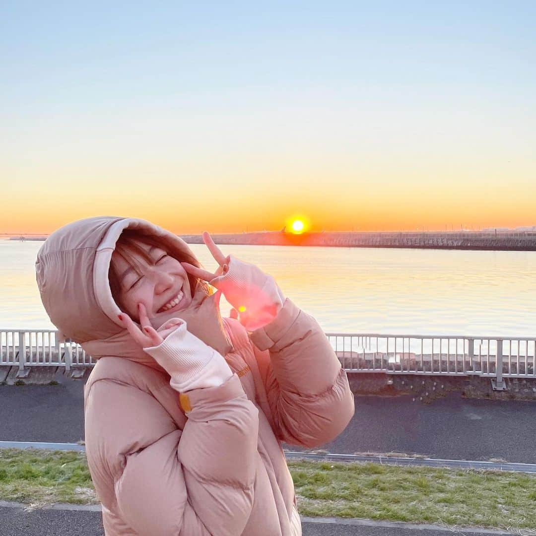 岡本夏美のインスタグラム：「あけましておめでとうございます⛩🌅 父と母と初日の出をみて とてもすてきな朝でした！ みなさま、今年もよろしくお願い致します！」