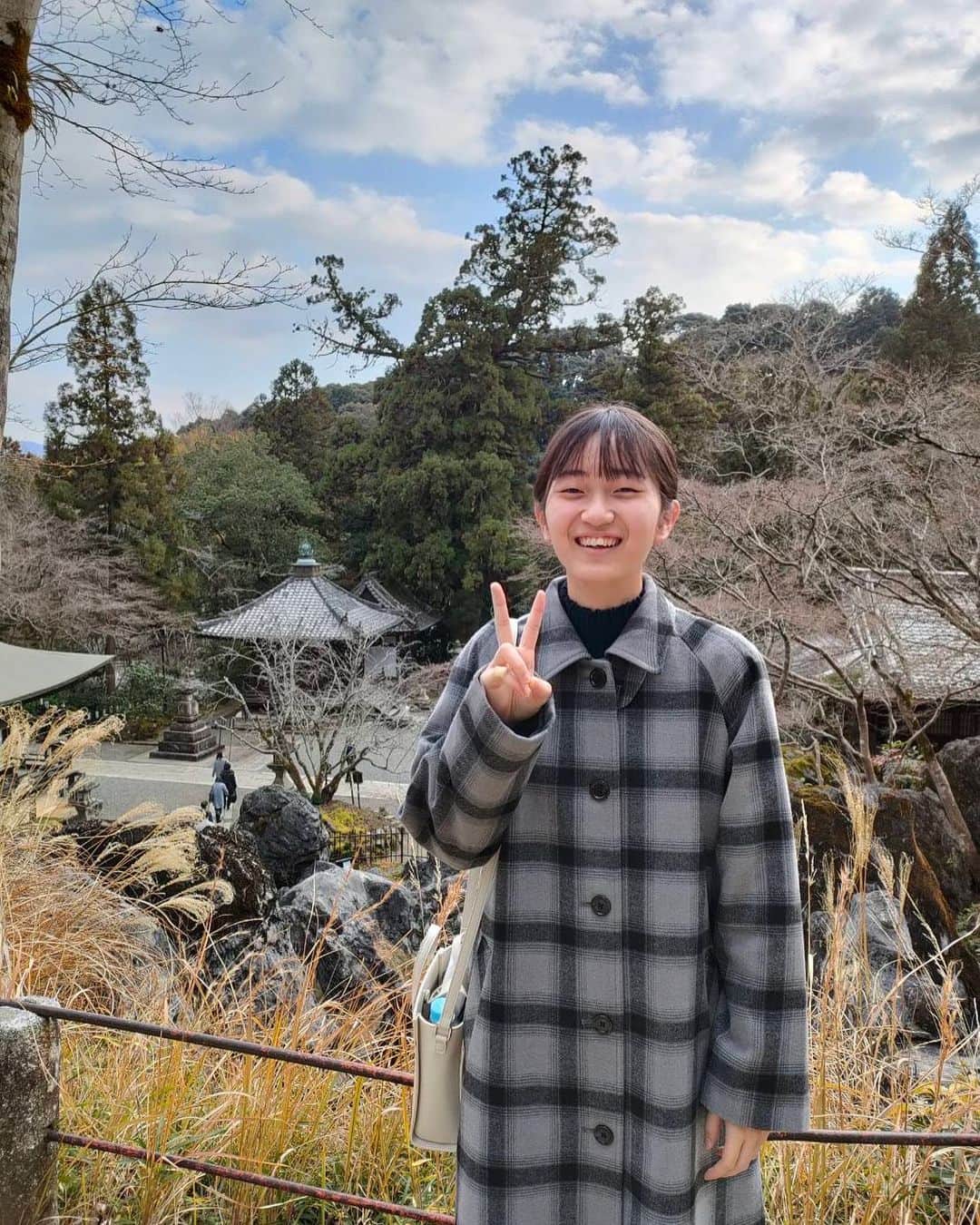 日本将棋連盟 女流棋士会のインスタグラム：「みなさんこんばんは。 女流棋士の木村朱里です。 明けましておめでとうございます！いつも応援ありがとうございます。本年もよろしくお願いいたします。  現在、1月7日まで新人女流棋士の色紙プレゼントキャンペーンが行われています！  ぜひ先日の投稿にいいね＆フォロー、よろしくお願いします！(^^) 写真は、今日行ってきた初詣で撮ってもらったものです🎍（木村朱里）」