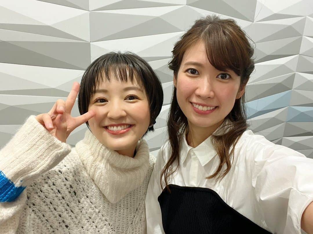 藤林温子のインスタグラム：「. 明けましておめでとうございます！  2023年のトップは 同期との2ショット初めで🤤 📺1/2（火）13時30分〜 明石家電視台新春SP！ 是非ご覧ください♪ .  📻1/2（火）10時〜かけましておめでとう♪ 是非聞いてくだい！ 毎年担当させていただいてます🤤 大好きなザ・プラン9さんにお会いできるのも楽しみだなぁ🥹🥹😂 . 尾骨は徐々によくなっています🦴 お友達の杖とマジックハンド 恋人のドーナツクッションが大活躍です🍩  今年もよろしくお願いします🥹」