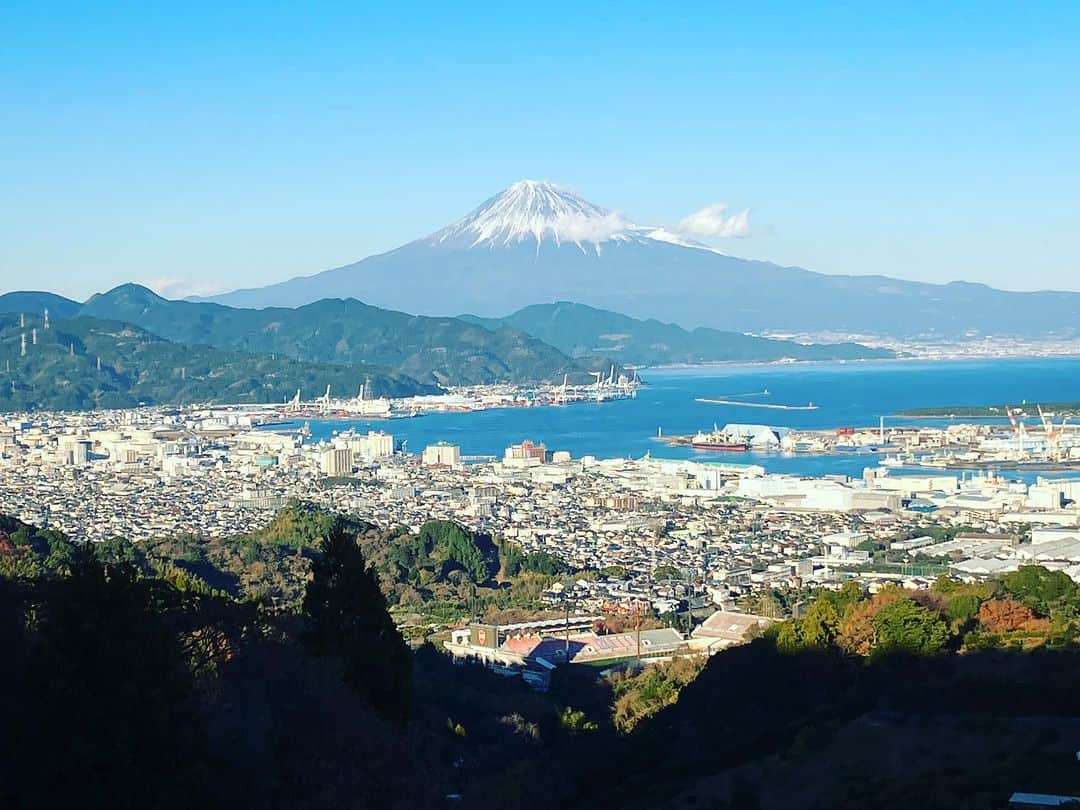 谷崎テトラのインスタグラム：「あけましておめでとうございます。 旧年中は大変お世話になりありがとうございました。 2023年は静岡の実家でゆっくり過ごしています。実家の裏の有度山から見える富士山です。眼下に見える三保半島は昔は島で、この島越しに観る富士山が、平安時代の昔から、極楽浄土を現した庭園のモデルとなっています。その山麓には元旦になぜか桜が開花してました。 失楽園のこの時代に楽園創造の着手。 良き年になりますように。  本年もよろしくお願いいたします。  Happy new Year!   #楽園学 #worldshift #newyear #2023」