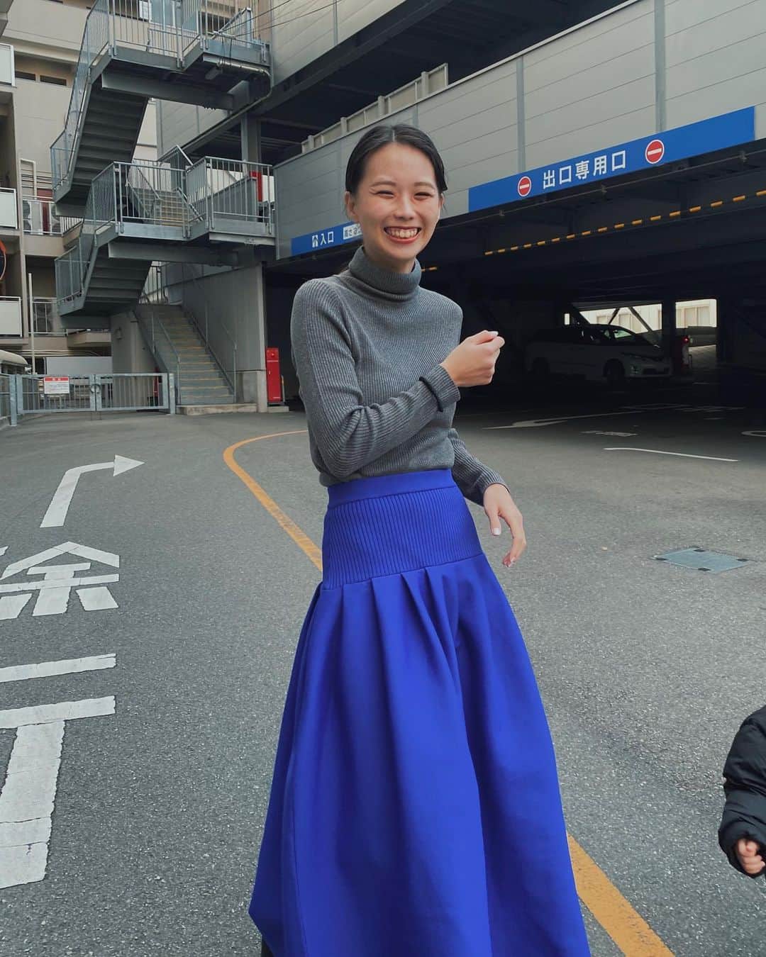 藤木祐凪のインスタグラム：「ずっと綺麗な青のスカートが欲しくて探してたんやけど @un3d_official にて✨✨  可愛い😍  ウエストのタックもいい感じ✌️  #un3d」