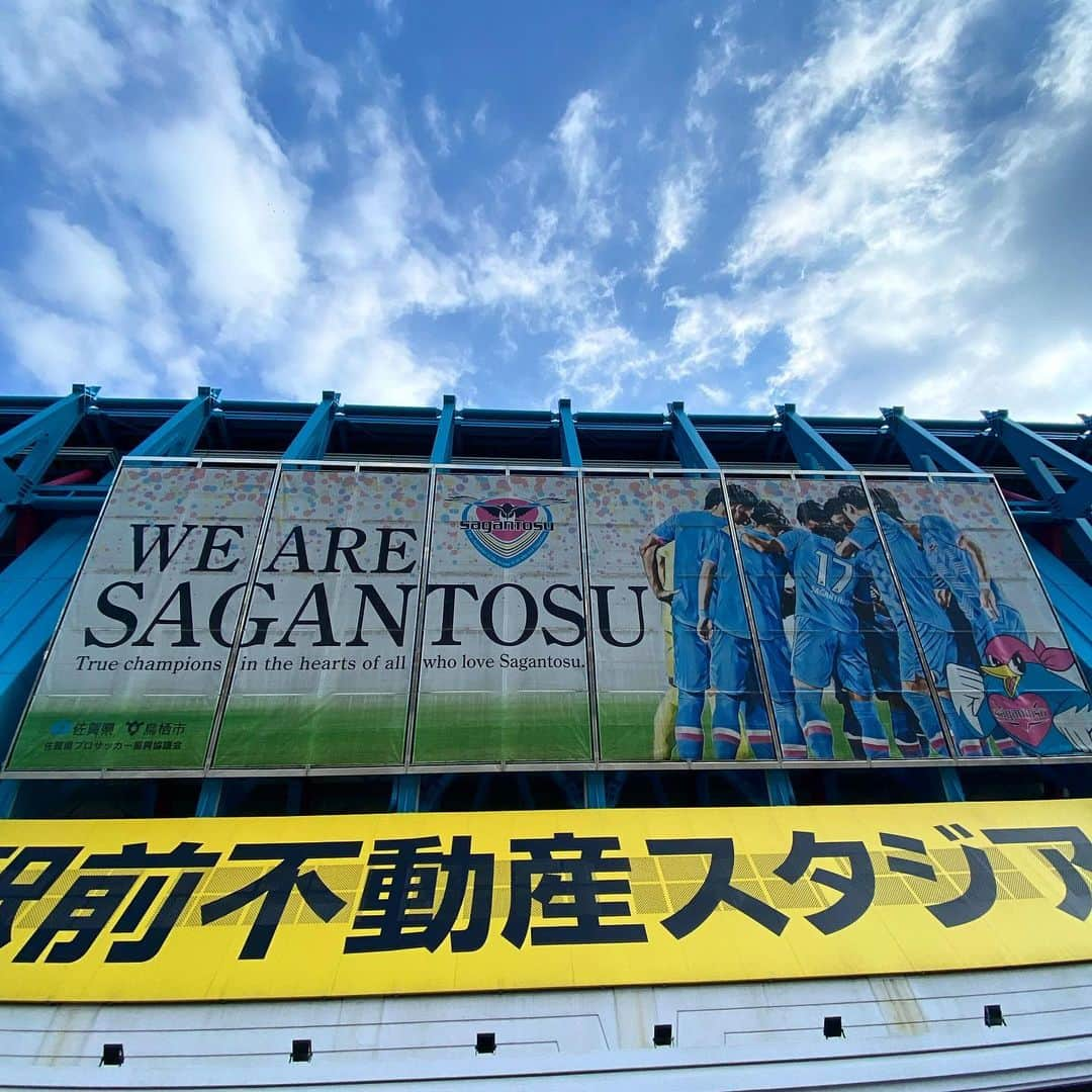 富樫敬真さんのインスタグラム写真 - (富樫敬真Instagram)「明けましておめでとうございます🎍  今年、2023シーズンからサガン鳥栖でプレーします。 皆さんよろしくお願い致します！！  初めてこんな近くで見たんだけど スタジアムがカッコいい。。！！」1月1日 19時14分 - caymantogashi