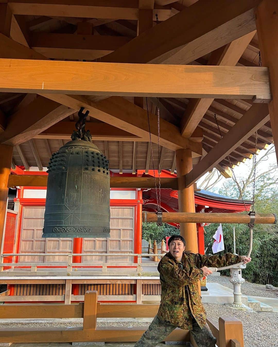 のインスタグラム：「明けましておめでとう御座います🎍🌅今年も新しいことにチャレンジした行きます！ よろしくであります！同級生と初詣  #トッカグン #YouTube #2023年 ＃明けましておめでとう御座います#正月#元旦 #初詣」