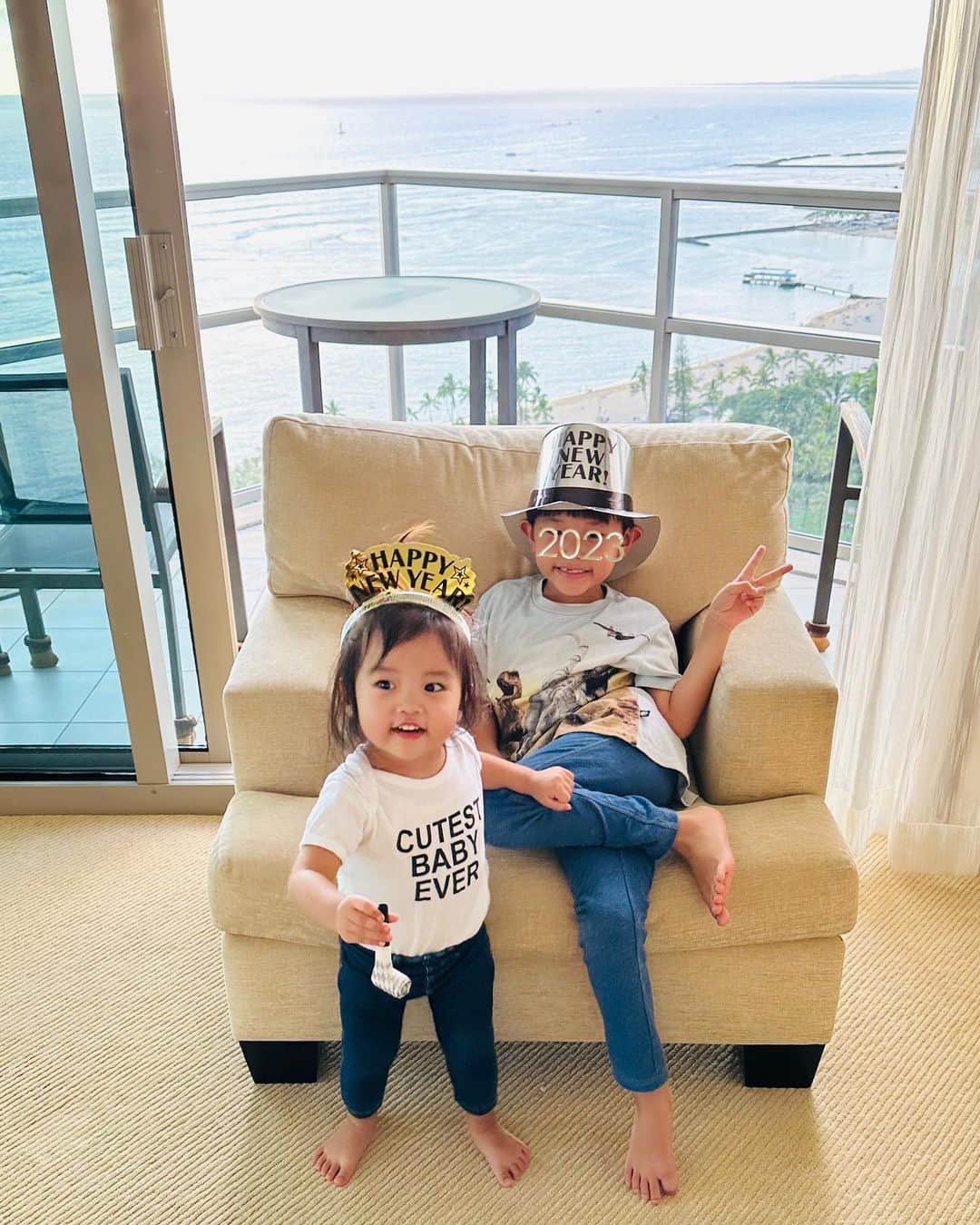 福王寺彩野のインスタグラム：「🎉Happy New Year🎉  新年あけましておめでとうございます🎍 本年もどうぞよろしくお願いします🙇‍♀️  2023年元旦 福王寺Family🫶  #2023 #チビノ #2歳 #チビテル #7歳」