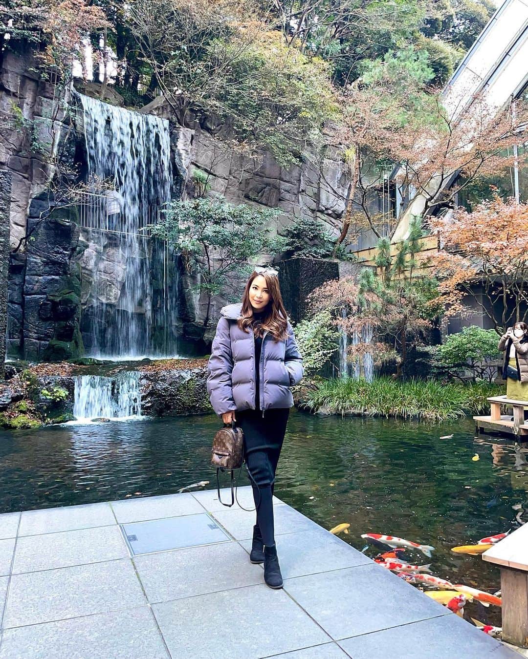 のインスタグラム：「Happy 2023🐇🎍  #インフルエンサー #モデル #ダイエット  #halfjapanese #abg #wasian #ステイケーション #ホテルステイ #ホカンス #ワークアウト女子 #トレーニング女子 #tokyo #ホテル #luxuryhotel #ホテルディナー #雅叙園 #koifish #お正月 #卯年 #うさぎ年 #yearoftherabbit #japanesegarden #日本庭園 #ダウンジャケット #ダウンコーデ #うさぎ #🐇 #目黒 #目黒グルメ #目黒カフェ」