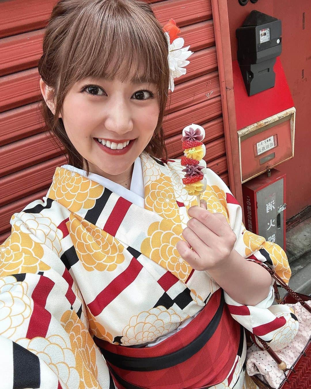 篠原栞那のインスタグラム：「‪‪❤︎‬  あけましておめでとうございます🎍 2023年もどうぞよろしくお願いします！  日付が変わる頃には初詣に行ってお参りおわりにおみくじも引いて大吉でした💓 いいスタートだー！！！  幸せな1年になりますように。  #あけましておめでとうございます  #2023 #おみくじ #大吉  #新年  #着物 #着物ヘア  #tokyo #浅草 #浅草グルメ  #youtube」