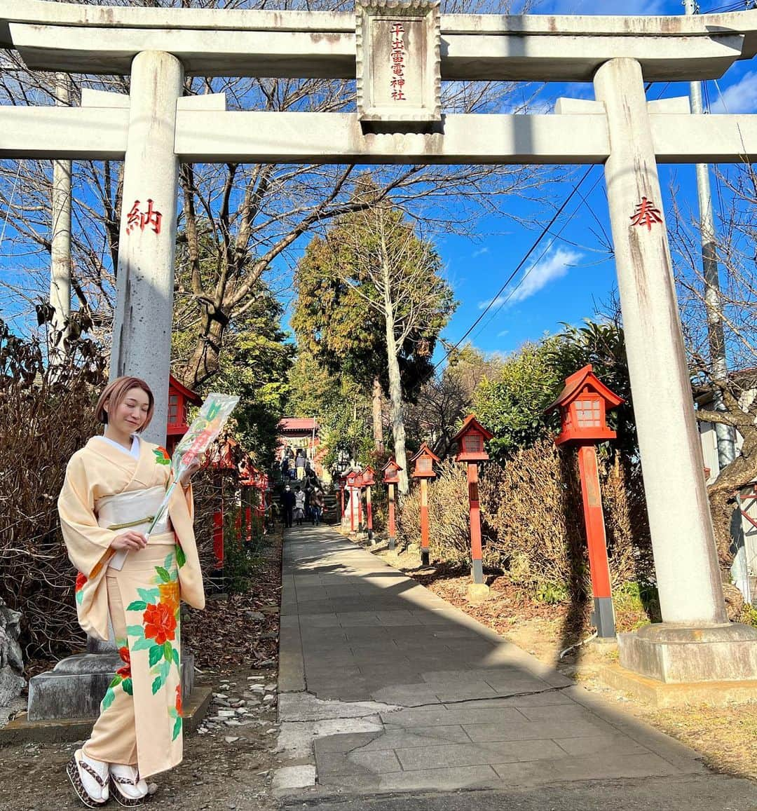 夏目麻央さんのインスタグラム写真 - (夏目麻央Instagram)「謹んで初春のお慶びを申し上げます🌅 2023 元日🐰  お気に入りの岩佐の白草履が修理中なのでちょっとチグハグですがどうしてもこの着物を着たかった。 振りが長めで色もおめでたい感じ🐰 帯は人混みなので名古屋帯を引っかけ結びで… ついでにナガノマーケットにも🐻‍❄️ｷｬﾜｲｯ🫶🏻  まだあと1ヶ月は五黄土星の年だから年明けた感とかゼロでも全然いいのさ😪  #2023  #着物 #ちい活  #年女 #着物民 #kimonostyle  #kimonogirl」1月1日 19時30分 - yellowbarbie_m