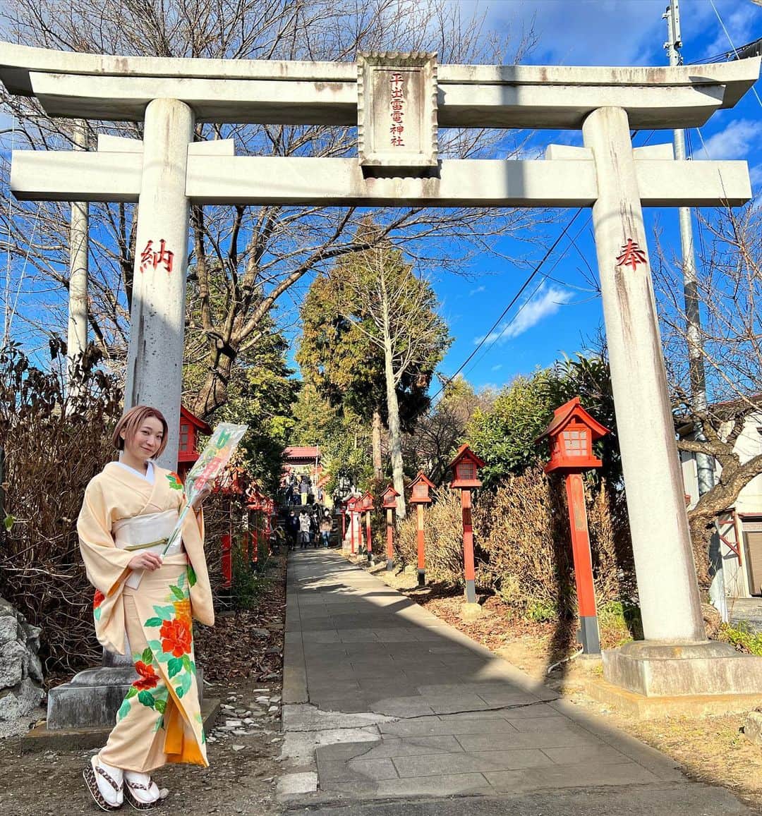 夏目麻央のインスタグラム：「謹んで初春のお慶びを申し上げます🌅 2023 元日🐰  お気に入りの岩佐の白草履が修理中なのでちょっとチグハグですがどうしてもこの着物を着たかった。 振りが長めで色もおめでたい感じ🐰 帯は人混みなので名古屋帯を引っかけ結びで… ついでにナガノマーケットにも🐻‍❄️ｷｬﾜｲｯ🫶🏻  まだあと1ヶ月は五黄土星の年だから年明けた感とかゼロでも全然いいのさ😪  #2023  #着物 #ちい活  #年女 #着物民 #kimonostyle  #kimonogirl」
