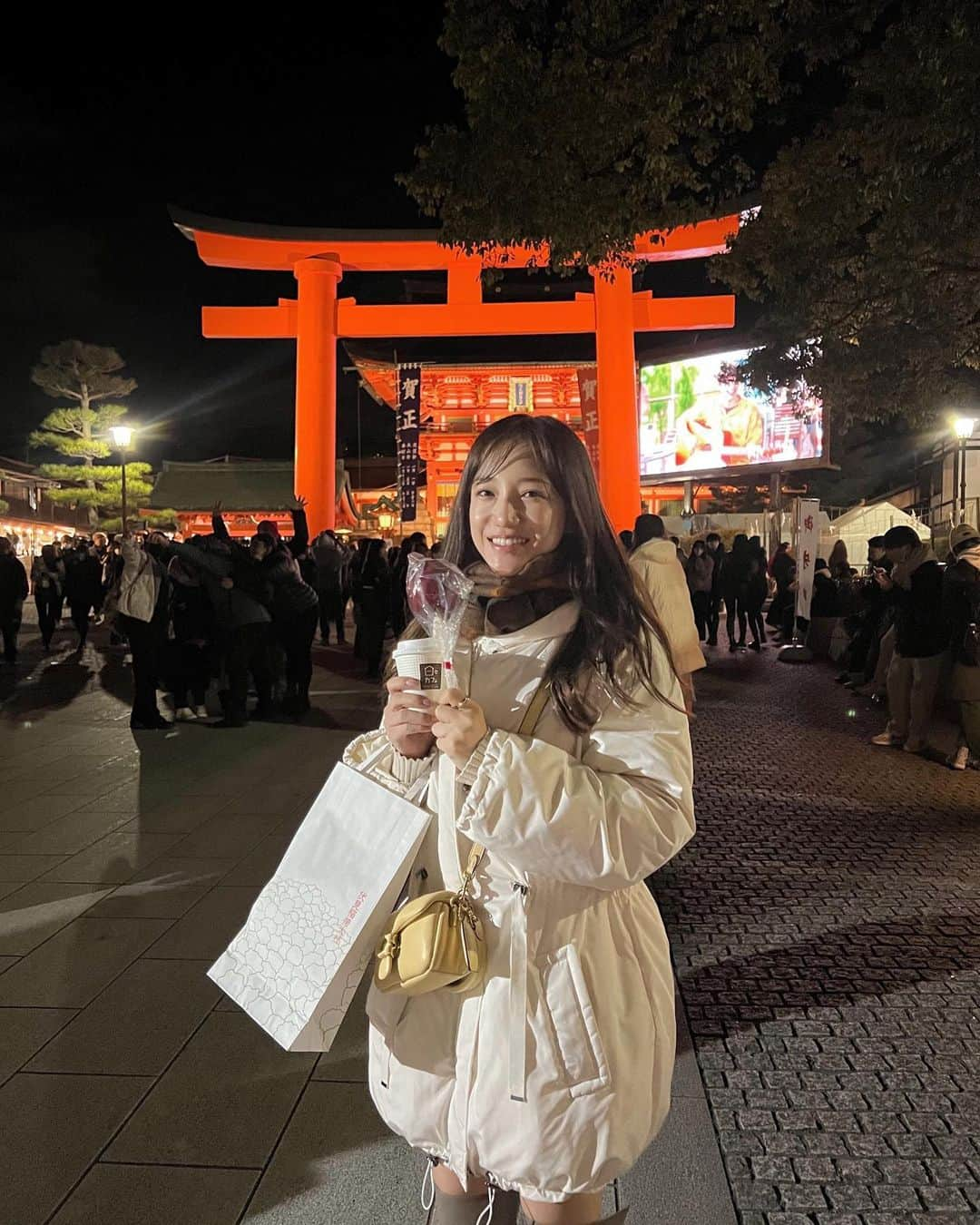 森川侑美のインスタグラム：「2023🐰 あけましておめでとうございます⛩ 今年も笑顔溢れる１年になりますように🙏  大晦日カウントダウン、 寒かったけど大好きなリンゴ飴買って テンションアップる🍎🫶  今年も宜しくお願い致します🎍☺️  #2023#伏見稲荷大社#元旦」