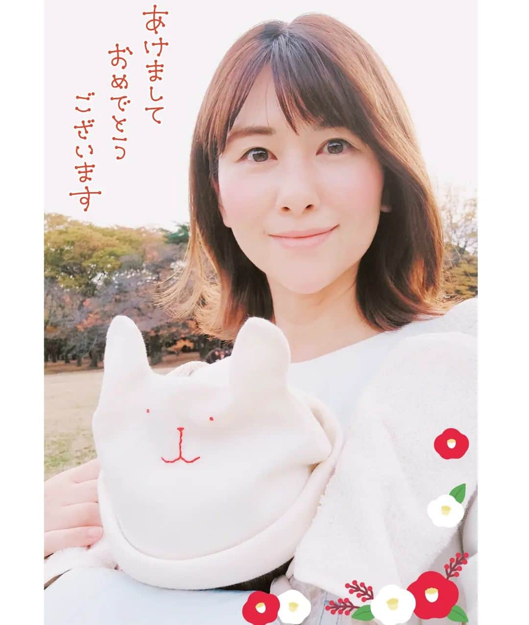 鈴木理香子のインスタグラム：「🎍2023🎍 明けましておめでとうございます✨  昨年は多くの皆さんに支えて頂き こうして新たな家族と共に お正月を迎えることができました🎍✨ ありがとうございます😌  今年は卯年ですね🐰 お世話になった皆さんの何事も 卯（う）まくいきますように…✨😉  親子共々、成長が嬉しくて ぴょんぴょん跳ねちゃうような そんな楽しい年にしたいです🐰⤴️ 宜しくお願い申し上げます😊  #happynewyear #2023 #🐰 #あけましておめでとうございます #宜しくお願い申し上げます #赤ちゃんのいる生活 #赤ちゃんのいる暮らし #すーさんとべびたん #👶」