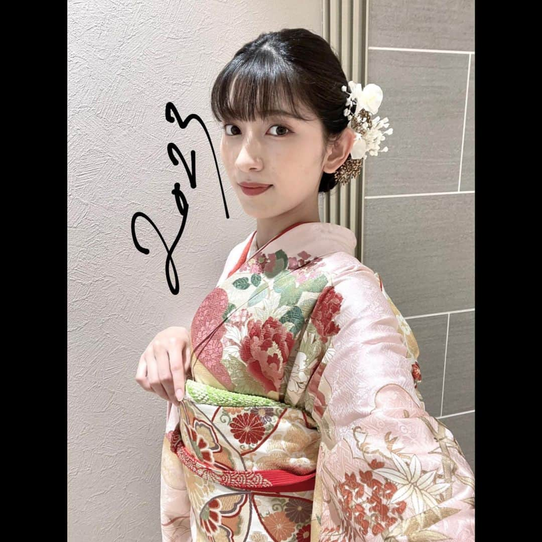 梶川愛美のインスタグラム：「2023~!🎍🐰  新年あけましておめでとうございます ☺︎  今年は自分に自信を持って、 守りに入らず沢山挑戦していきます✊🏻  数年ぶりの大吉だったのでいい年になりそうです～！  皆様も2023年が素敵な1年となりますように。」