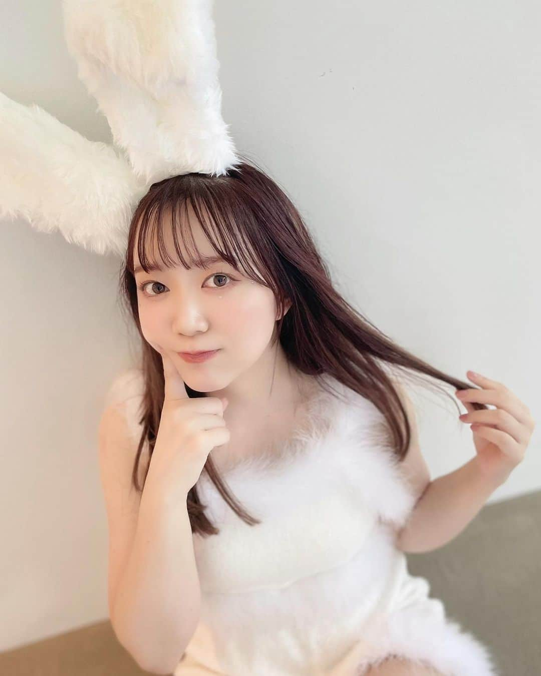 伊藤彩沙さんのインスタグラム写真 - (伊藤彩沙Instagram)「明けましておめでとうございます🐰🤍 2023年もよろしくお願いします✨ 今年のプチ目標発表します❗️ ・髪を伸ばす ・野菜をとる ・まつげ美容液塗り忘れない ・よく歩く ・部屋を綺麗なまま保つ！ ・学びに前のめり などなど…🤗笑 みなさんのプチ目標はありますか？✨ 大きな目標だけじゃなくてプチ目標も考えるとやりたいことが見えてきて良いですよね🥰  こちらの写真は写真集から1カット✨ うさぎの格好嬉しい🫶🏻 1月20日発売です❣️もうすぐです〜❣️」1月1日 19時46分 - ayasacream