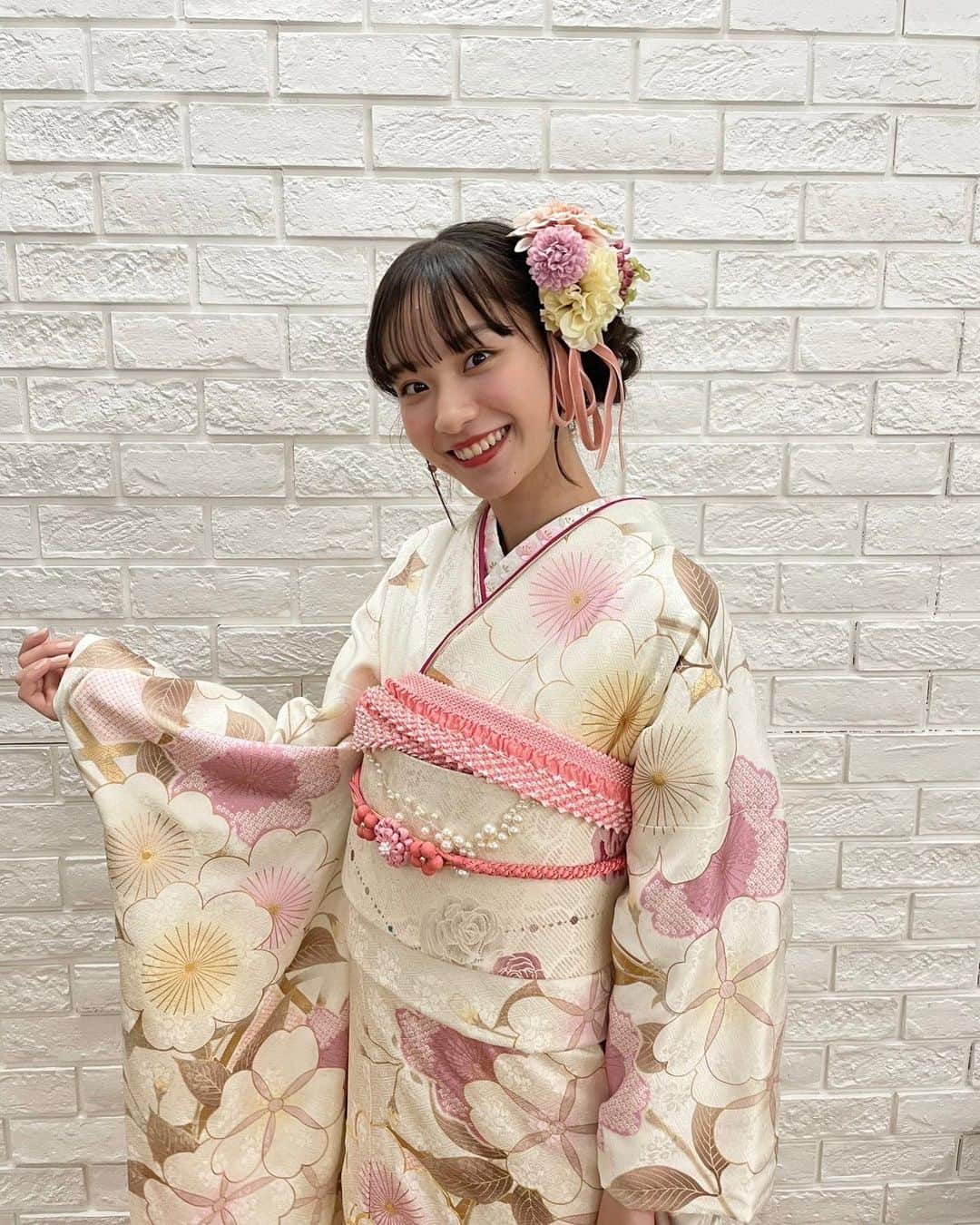 太田雫のインスタグラム：「・ あけましておめでとうございます🐰 ・ ・ 一時一時を大切に、2023年も過ごしていきたいです！！ ・ 2023年もどうぞよろしくお願いします✊🏻 ・ ・ ・ #ニコラ#太田雫 #nicola#ニコモ#ニコラ2月号発売中#振り袖#着物#他撮り  あけおめニコモ全員集合 のオフショです！」