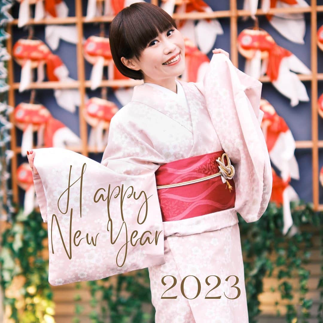 Karinのインスタグラム：「HAPPY NEW YEAR 2023🎍⛩🌅  昨年は大変お世話になりました✨  久しぶりの大規模ホールでのLIVEや、SHOWROOMを通じて初めてお店のイメージガール、オフ会、1日店長などやらせていただいたり、トップランカーへノミネートさせていただくことが出来て、刺激的な一年でした❤️‍🔥  今年も目標へ向かって更に努力を重ねて、皆さまと一緒に楽しい2023年を過ごせるよう頑張ります✊✨ どうぞよろしくお願いいたします🙇‍♀️  素敵な一年になりますように💕  PHOTO by @tomokazu_c   #あけましておめでとうございます #あけましておめでとう #happynewyear #シンガー #シンガーソングライター #音楽 #音楽好きな人と繋がりたい #写真 #live #photo #music #ilovemusic」