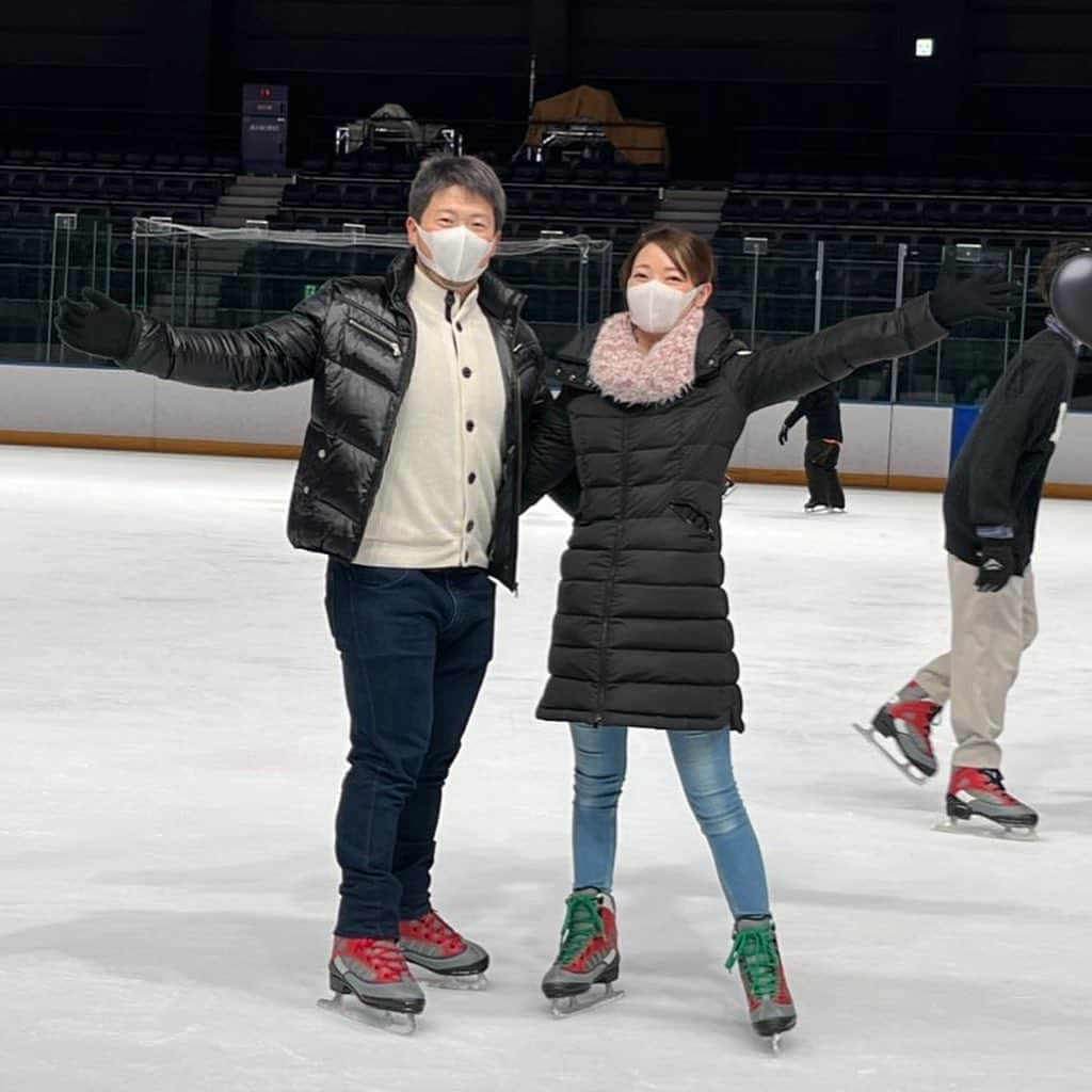 安藤麻貴のインスタグラム：「あけましておめでとうございます☺️🎍 今年もゆるゆると宜しくお願いします❤️  元旦の今日は、私の地元にあるフラット八戸というスケートリンクでスケート初めしてきました☺️ リンク上にプロジェクションマッピングも映せちゃう最新のリンクで、年末には羽生結弦さん、その前には浅田真央さんもショーをやったりしてる所です🥺✨ 元旦から営業してくれてるなんて、しゅごい❣️  20億年ぶりに滑った私よりも、スケート自体初めて滑った旦那さまのほうがスイスイと滑ってました😂 やっぱりスポーツ選手なんだなーと実感しました(笑)  今年はもう少し更新頻度高めにいきたいと思います🥺 (毎年言ってる)」