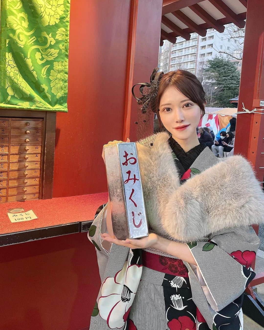 MICHIRUのインスタグラム：「♥️  新年あけましておめでとうございます🎍⛩ 2023年もどうぞよろしくお願いします🐰🐇♥️  それから本日誕生日を迎えました。 これからもっと素敵な女性になれるよう頑張ります🤍」