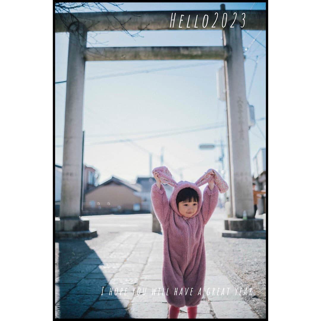 松本亜希さんのインスタグラム写真 - (松本亜希Instagram)「ハロー2023❣️  一日一日を大切に、丁寧に生きるを目標に🥰  今年も宜しくお願いします🙇‍♀️🤍🤍🤍  #卯年 #2023 #新年 #うさぎ」1月1日 19時55分 - aaakichasooo