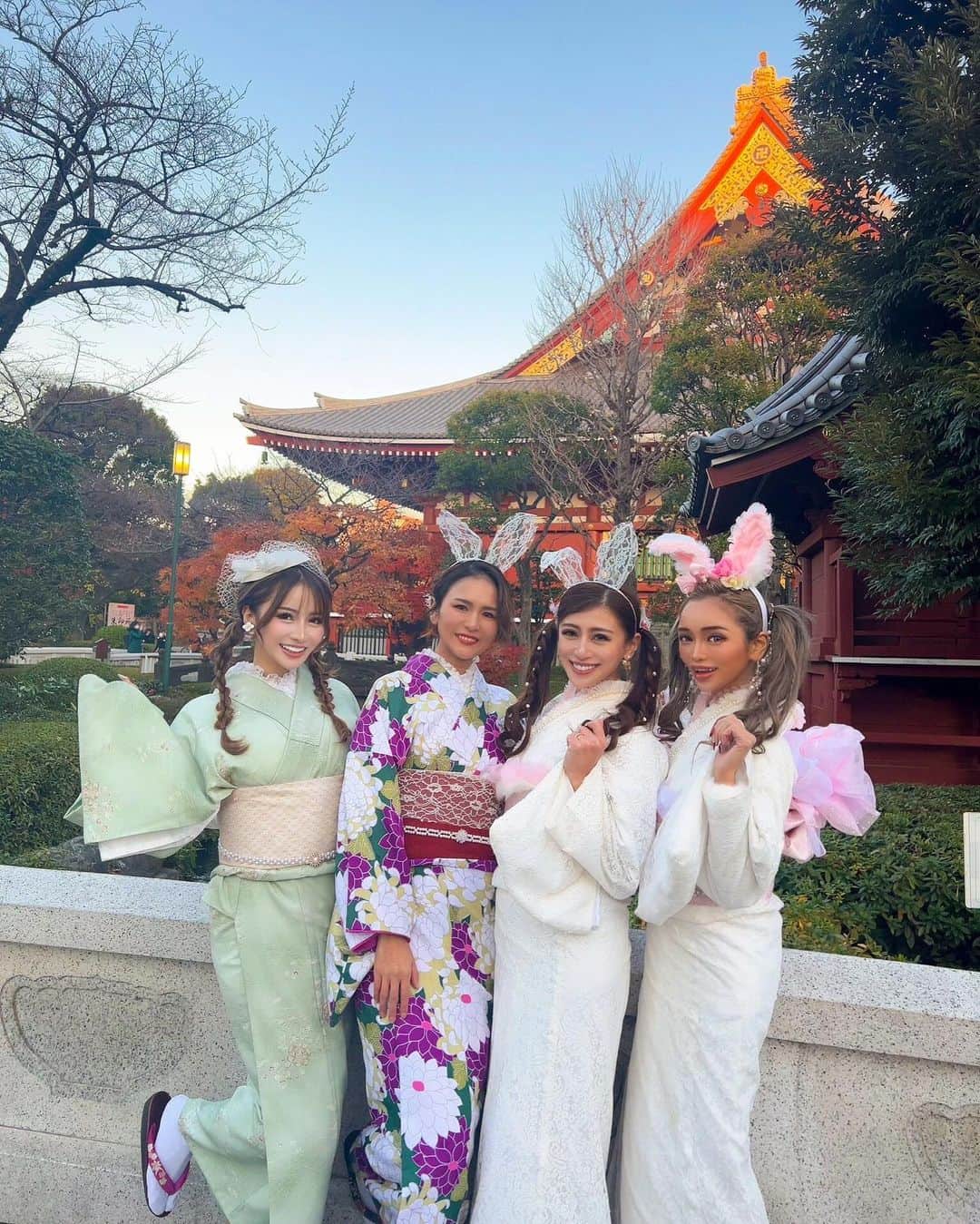 中山千恵子のインスタグラム：「Happy New Year🐇✨  2023年が皆さまにとって明るく希望に溢れる1年となりますように🌈💕  本年もどうぞよろしくお願いいたします🌺  2023年の抱負は  ・仕事を頑張る ・旅行沢山行く ・ボディメイクを頑張る  #卯年 #happynewyear  #あけましておめでとうございます  #happy #浅草 #着物 #kimono  #レトロ着物 #うさ耳 #新年 #asakusa  #japan  #タビジョ #tokyo」