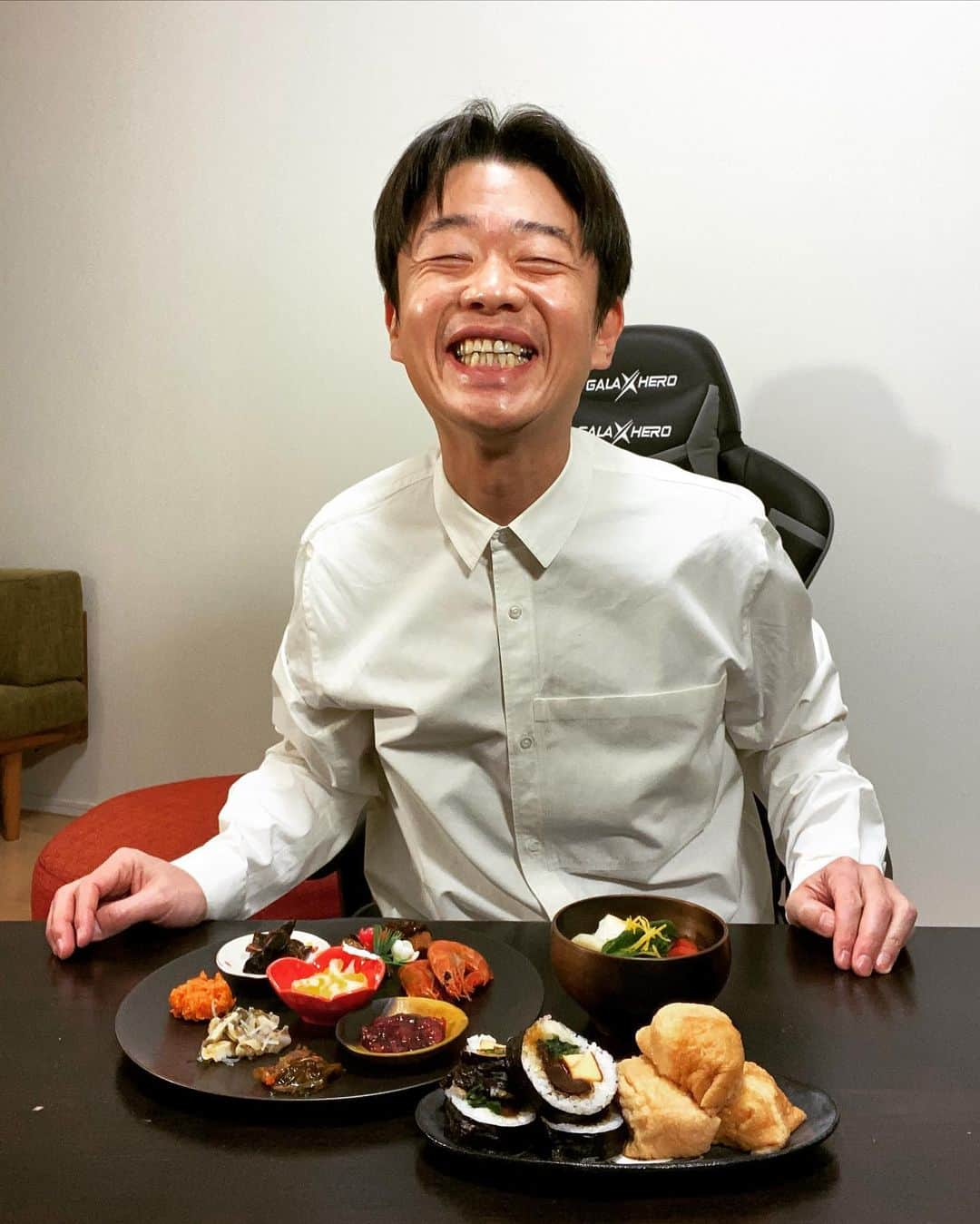 清水けんじさんのインスタグラム写真 - (清水けんじInstagram)「昨年は大変お世話になりました。 今年もよろしくお願いいたします。  #盛り付けただけで #お雑煮以外は #作ってないよ」1月1日 20時04分 - shimiken716