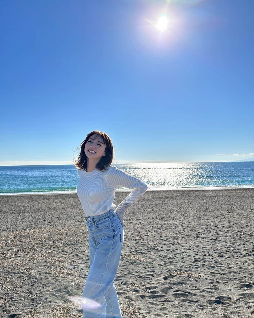 志田友美（ゆうみん）のインスタグラム：「2023♡  わー！新年明けた〜！！！ おめでとうございます🎍  毎年、元旦は大好きな海行けてて嬉しい🐚  今年は👶🏻に愛情を注ぎまくり、 変わらず笑顔で溢れる幸せな一年にしたい🤍  今年もみんな！よろしくです。  #冬も薄着」