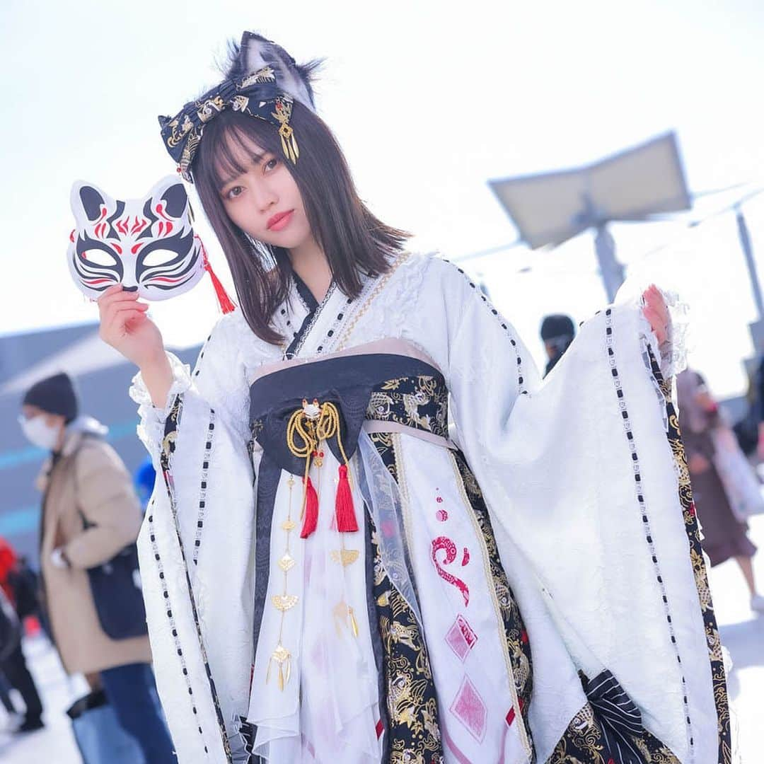 西山野園美のインスタグラム：「××  新年明けましておめでとうございます⛩ 本年もどうぞ宜しくお願い申し上げます。  去年はコミケ一回も行けないかなって思ったけど、冬コミ行けてよかった🥹 素敵な写真たくさん撮って頂きました！ありがとうございます！  今年は夏コミも行けたらいいな！  × × ×  #happynewyear #2023 #新年 #comicmarket #comicmarket101 #c101 #c101コスプレ #コミケ #狐の嫁入り #cosplay #코스프레 #애니메이션　#角色扮演 #角色扮演者 #日本动画片 #角色扮演女孩 #follow #japanesegirl #photooftheday #instagood #love #nature #selfie #followme #instafood #lovelife #nofilter」