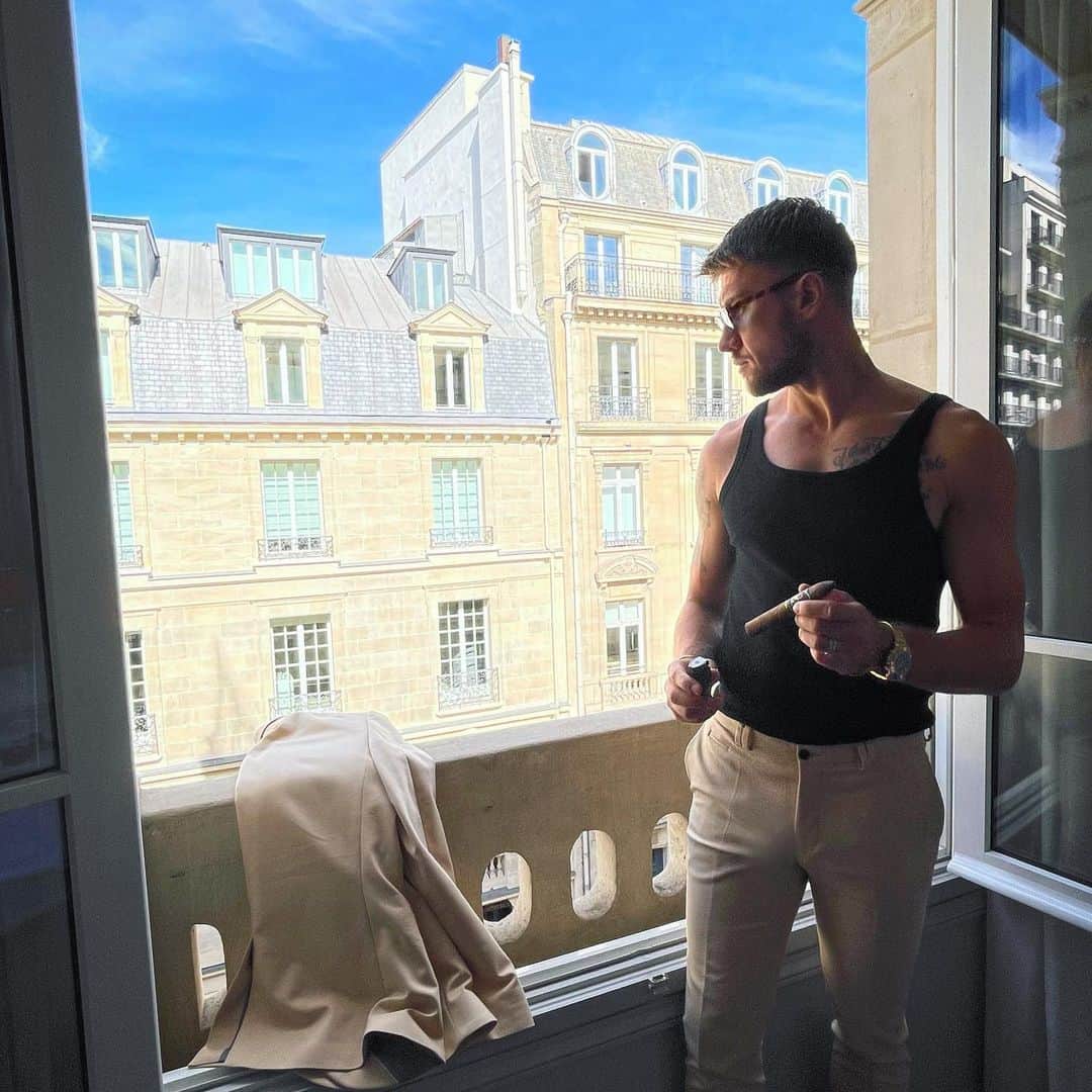エルミン・ビチャクチッチのインスタグラム：「𝟤𝟢𝟤𝟢 𝒸𝒽𝒶𝓃𝑔𝑒𝒹 𝓂𝑒 𝟤𝟢𝟤𝟣 𝓂𝒶𝒹𝑒 𝓂𝑒 𝓈𝓊𝒻𝒻𝑒𝓇 𝟤𝟢𝟤𝟤 𝑜𝓅𝑒𝓃𝑒𝒹 𝓂𝓎 𝑒𝓎𝑒𝓈  2023 ɪ ᴀᴍ ᴄᴏᴍɪɴɢ ʙᴀᴄᴋ 🔥   #happynewyear #allpraisestothemosthigh #alhamdulillah」