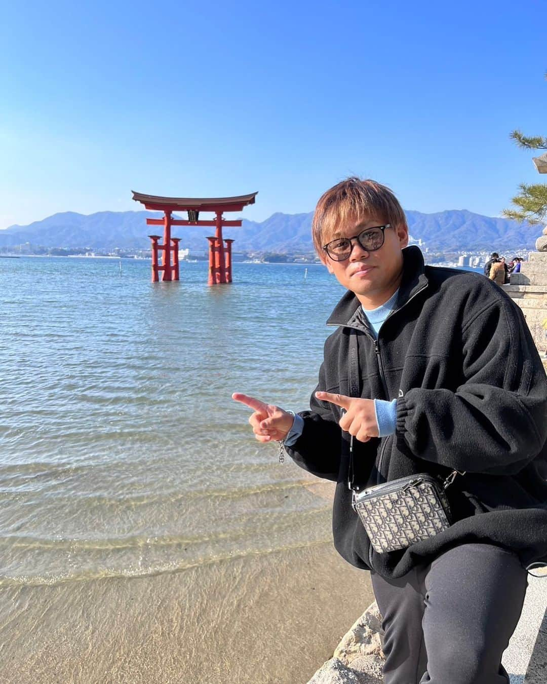 田口麗斗のインスタグラム：「皆様、新年あけましておめでとうございます🎍⛩ 2023年も皆様にとって健康でかつ最高の1年になることをお祈りします！ 2023年シーズンは最強になれる様に覚悟を持って精進していきます！ 田口なら大丈夫、そう言ってもらえる選手になります。 ですので僕の事もですが、東京ヤクルトスワローズの事も応援お願いします！ そして何よりも、このプロ野球での大声援での応援の復活を心より願っています！ その時には大声出してください！  今年も頑張るぞ。  #田口麗斗 #東京ヤクルトスワローズ #プロ野球 #厳島神社  #厳島神社大鳥居  #初詣  #宮島 #あげもみじ」