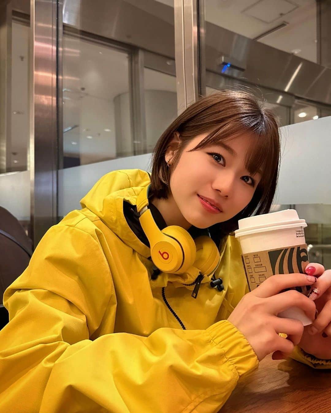 ゆーりのインスタグラム：「- ̗̀ 𝙷𝚊𝚙𝚙𝚢 𝙽𝚎𝚠 𝚈𝚎𝚊𝚛 ̖́- あけましておめでとうございます🐇⸒⸒〰︎‪‪❤︎‬ ･ ･ ･ ･ 2023年もよろしくっ！！！ ･ ･ ･ ･ ･ ･  ･ ･  #happynewyear  #japan  #japanese  #ootd  #fashion hion  #hair  #makeup  #nail  #starbucks  #instagood  #instagram  #followforfollowback」