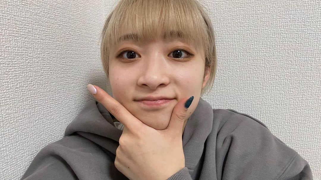 平岩優奈のインスタグラム：「あけましておめでとうございます🎍🐰🌅🙏✨  年越しライブ見てくださってありがとうございます。☺️🌱  今年もよろしくお願いします！」