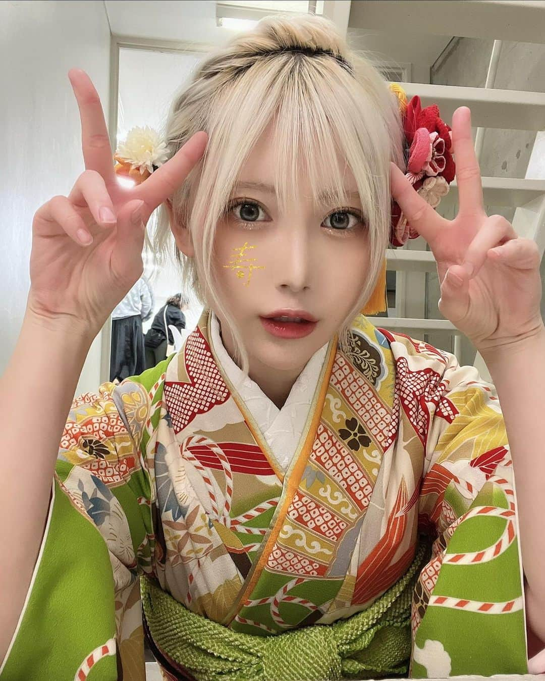 篠崎こころのインスタグラム：「✨⛩🎍新年、明けまして 　　おめでとうございます🎍⛩✨  2023年はプライベートでもお仕事でも新しい事にもどんどん挑戦して 干支の卯のように ぴょんぴょんっと飛躍の年にしたいと思っています📈  止まらないぞ~！！  本年もどうぞよろしくお願いします🐇💓  #金髪ショー党」