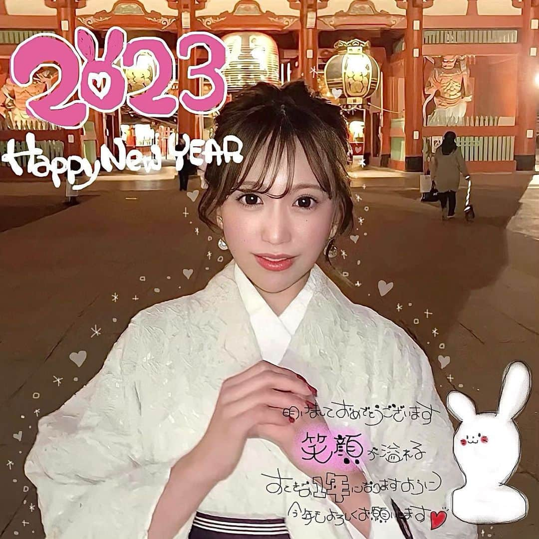 井上ほのかさんのインスタグラム写真 - (井上ほのかInstagram)「明けましておめでとうございます🐰💓  去年も大変お世話になりました🎍 人に恵まれているなぁといつも思えるのは 紛れもなく普段関わって下さっている 周りの人達のお陰です！！  いつも本当にありがとうございます✨✨  そして美容を通してたくさんの出会いがあり お客様の笑顔で私自身もたくさん 幸せな気持ちになることが出来ました🤲💓  お客様からの感謝のお言葉が 何よりも原動力になっています！！！  心からありがとうございます✨✨  私にとって美容師はビジネスではなくて 自分の手で人を笑顔に出来る手段の一つです🌱  これからもブレることなく お客様の人生に寄り添える美容師を志して たくさんのお客様を笑顔に出来るように✨  そしてプライベートでも 『大切な人たちを大切に』周りの人達にも 幸せを届けられるような人になりたいです💭💞  ♡┈┈┈┈┈┈┈┈┈┈┈┈┈┈┈┈┈┈♡  「ゼロイチ」最後のロケはAFLOATでした🫣💭💓  口コミを読み返す度にニヤニヤしてます🤭 貴重なお時間を使って書いてくださって 感謝と嬉しい気持ちでいっぱいです🫶💞 本当にありがとうございます✨✨  ♡┈┈┈┈┈┈┈┈┈┈┈┈┈┈┈┈┈┈♡  今年もたくさん笑ってたくさん食べて 何事にも愛を持って過ごしていきます🫶💗  みなさんにとって笑顔が溢れる 素敵な1年になりますように✨  こんな私ですが今年もどうぞよろしくお願いします🐰💓  #🐰 #2023 #2023年 #令和5年 #明けましておめでとうございます #今年もよろしくお願いします #感謝の気持ち #テレビ出演 #卯年 #新年 #元旦 #新年のご挨拶 #着物女子 #着物コーデ #着物ヘア #kimono #手書き加工 #手描き加工 #アップアレンジ #ヘアアレンジ #アップスタイル  #インスタグルメアワード2023 #グルメ好きな人と繋がりたい #食べるの好きな人と繋がりたい #美容師の休日 #美容師ブログ #美容師の日常ㅤㅤㅤㅤㅤㅤㅤㅤㅤㅤㅤ」1月1日 20時25分 - honoka_inoue