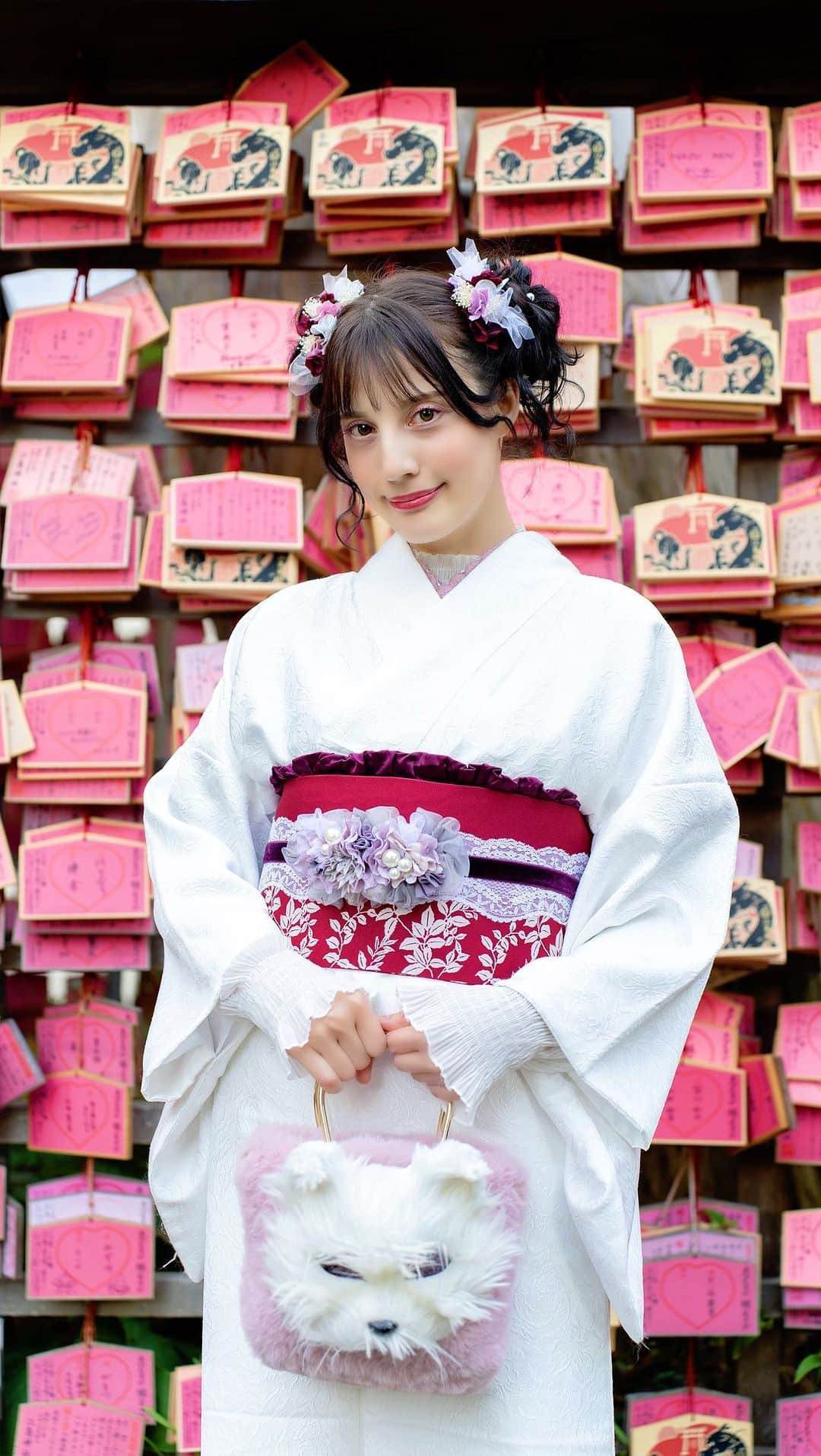 大濠ハンナのインスタグラム：「明けましておめでとうございます⛩ 今年も宜しくお願い致します🎍  #2023 #正月 #新年 #明けましておめでとうございます #あけおめ #今年もよろしくお願いします #着物 #神社 #お寺 #初詣 #⛩ #japan #江ノ島神社 #ヘアアレンジ #hairstyle #ツインテールアレンジ #ahappynewyear」