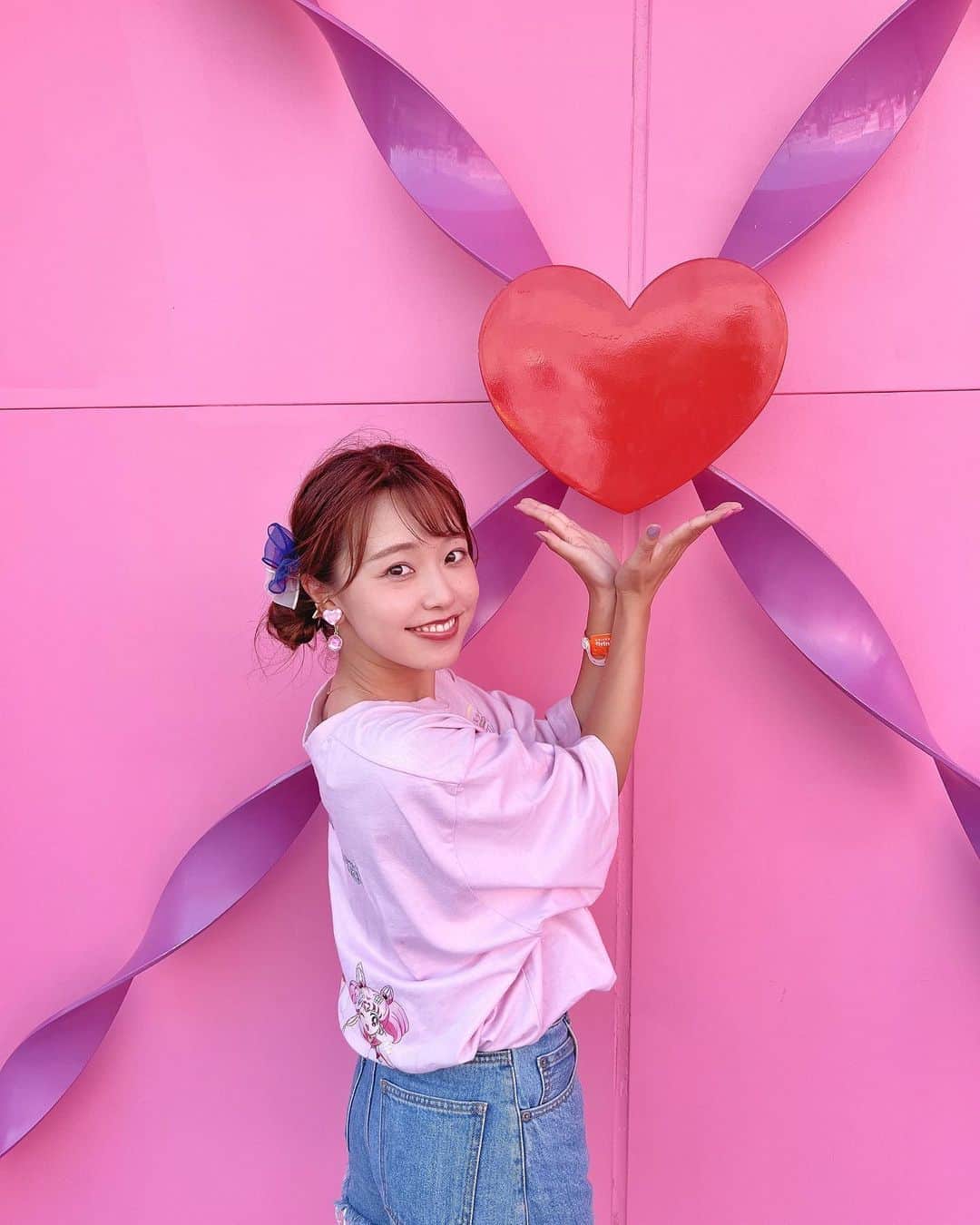 のインスタグラム：「2023年☀️ 今年もよろしくお願いします☺️  本年は喪中のため 新年のご挨拶は控えさせていただきます。  私に関わるすべての皆様にとって 笑顔いっぱいの一年になりますよう😌✨  2023年一発目の投稿は みなさんにハートをお届け♥️笑  今年もお仕事にゴルフにプライベートに 全部充実させられるように頑張ります！  #2023#新年#今年もよろしくお願いします #usj#ハート#ゴルフ女子#ゴルフ#ゴルフ男子#セーラームーン」