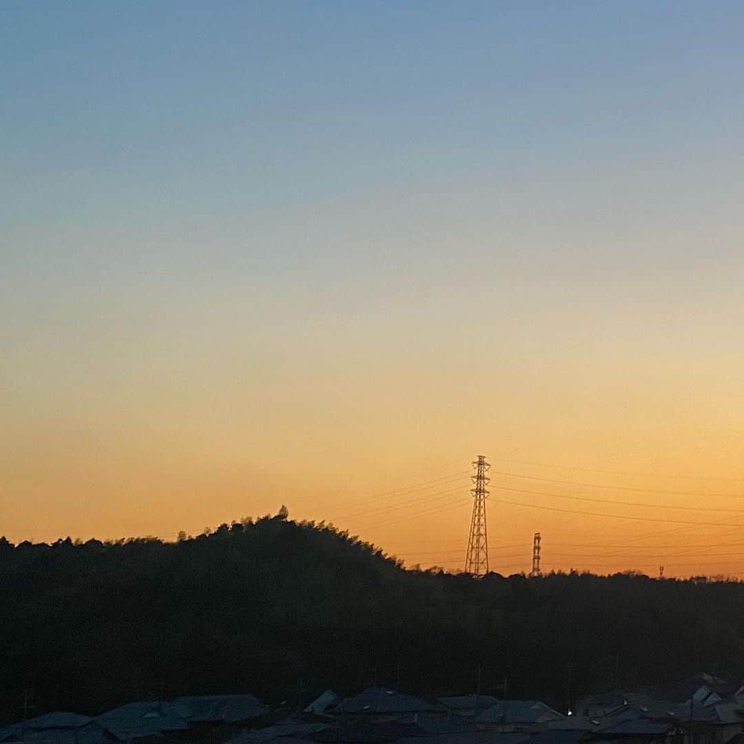 有村架純のインスタグラム：「🌅  今年も無事に新年を迎えられました🐰  昨年の年の瀬には、初めてレコード大賞の司会を務めさせていただきました。 拙い司会で至らない点がたくさんあり、大変失礼致しました、、  アーティストの方々がステージに立つ姿は、とても輝かしいものがあり 遠い遠いところから思いを馳せているような感覚で 皆さんが表現された、歌が持つ力というものが今、 静かな時間の中でゆっくりと胸に広がっております。  本当にありがとうございました。  2023年も、ひとつひとつのことから学びをいただけるように、引き続き穏やかに向き合っていきたいと思います😌  みなさまも、くれぐれもご自愛くださいね。」