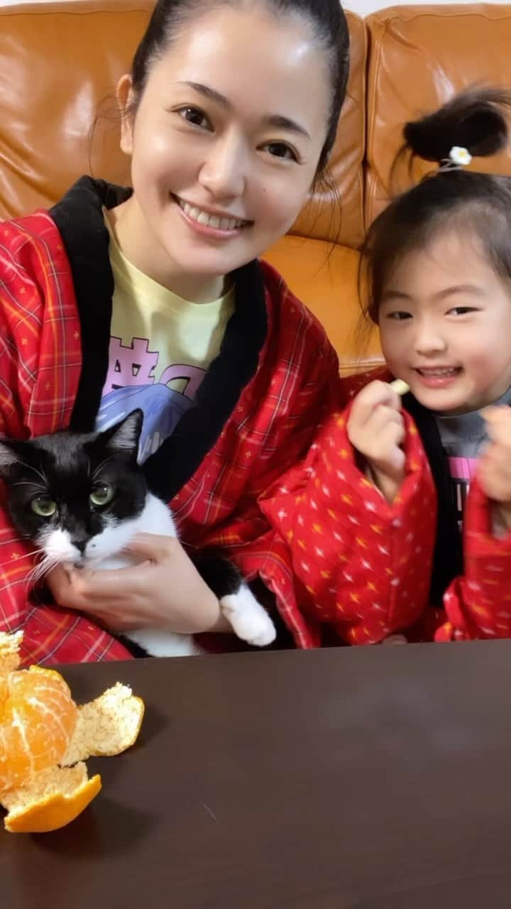 山口愛実のインスタグラム：「あけましておめでとうございます🌅 今年はこたつで家族揃ってまったり正月 本年も皆様どうぞよろしくお願いします。  #あけましておめでとう #5歳とねことお正月 #抜歯ギャグ #歯はまだ一本も抜けてません🤣」