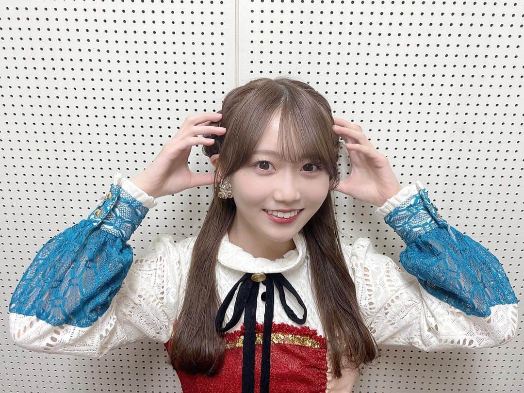 のインスタグラム：「❤︎  あけましておめでとうございます。 昨年もNHK紅白歌合戦に出演させていただきました🐇❤️ 当たり前では無いことで、すごく有難く思います。  ウタさんの ｢ #新時代 ｣ 乃木坂46の ｢ #裸足でSummer ｣ そしてエンディングに参加しました🎤  幸せに仕事納めが出来ました❤︎ 2023年も頑張って参ります。 みんなが楽しく、笑顔溢れる一年になりますように。 どうぞ、よろしくお願いいたします。  #乃木坂46 #矢久保美緒 #miogram  #nhk紅白 #紅白歌合戦」
