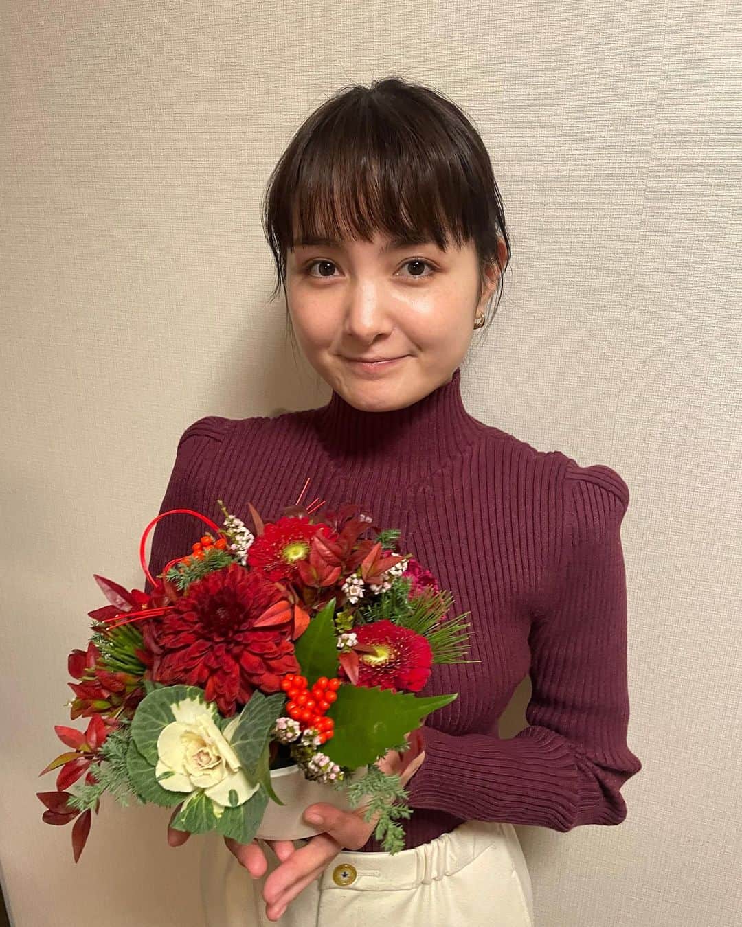 葵わかなのインスタグラム：「⛩ 新年あけましておめでとうございます！  自分らしさをテーマにしていこうかなと思うような一年です。  今日は姉と、おっとっとの形当てゲームで盛り上がりました😆（謎ゲーム）  半年ぶりに会った妹は長風呂に磨きがかかっていて、中々出てこないのでおじいちゃんと一緒に心配してました😯  自分らしさ大切にしていこう！  今年もよろしくお願いします✨  #2023#卯年」