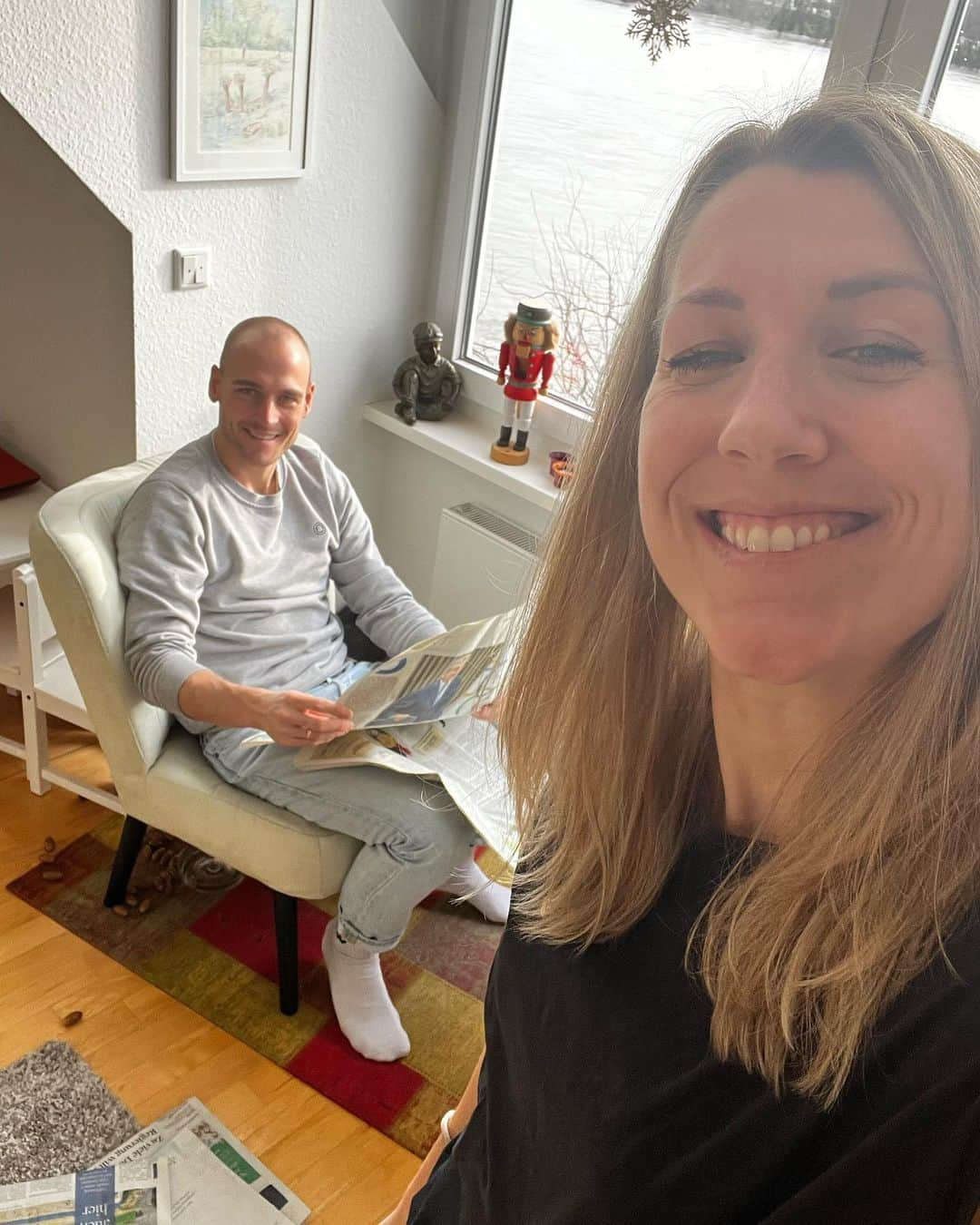 Verena Faisstさんのインスタグラム写真 - (Verena FaisstInstagram)「Frohes Neues ihr Lieben ✨ Auf ein friedliches, gesundes, buntes und fröhliches 2023. Wir sind bereit und freuen uns auf alles was kommt ☺️ Manche Dinge bleiben einfach immer gleich, ne Schweersi? 😙🫶🏼  #newyear #newgoals #dieschweersens #2023」1月1日 20時49分 - vereni2205