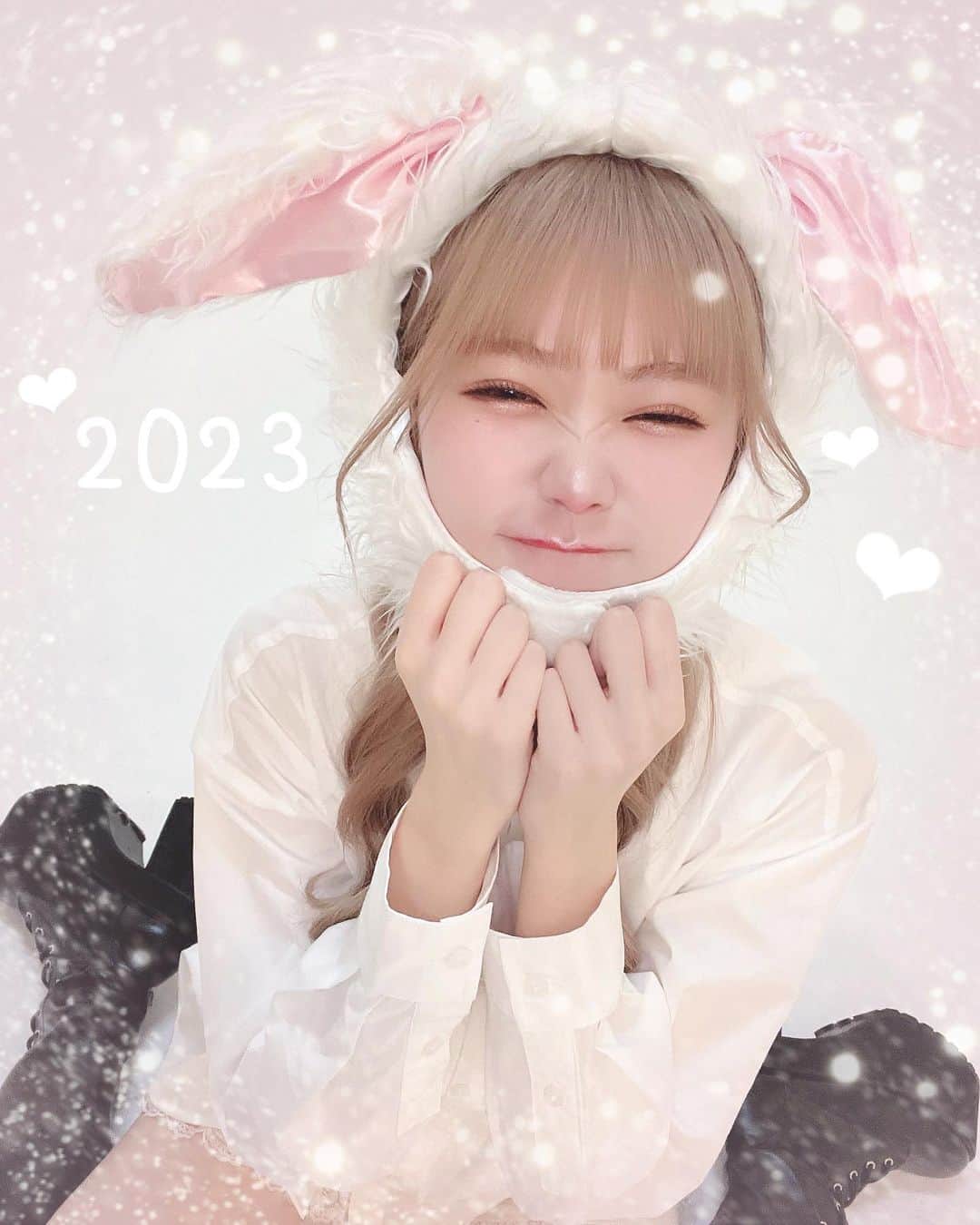 のインスタグラム：「୨୧ - ̗̀ 𝙷𝚊𝚙𝚙𝚢 𝙽𝚎𝚠 𝚈𝚎𝚊𝚛 ̖́- 2023年もよろしくお願いします🐇💭🤍 ・ ・ ・ ・ ・ #圧倒的天使  #謹賀新年」