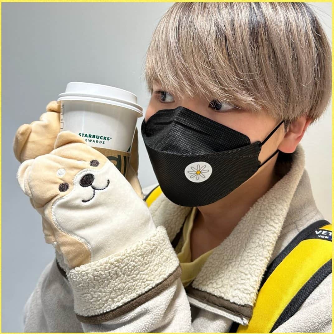 ぴろPIROのインスタグラム：「あけおめちゃん🐰 (手袋は運命的に出会ったわんころ🐶)  年末年始は永遠にお仕事で人生で初めて 実家以外で年越しをしました〜  去年は仕事に夢中になりすぎてて、 自分の活動が全然できなかったので 今年は自分の活動も頑張る年にしたいな！  まだ発表出来ないけど春には 新たな挑戦をしようと思ってるのでお楽しみに🤟  自分を愛して、自分らしく生きられるように 適度な努力で自分磨きもがんばります😤  自己肯定感爆アゲな1年になりますように🤣  今年もよろしくね🥳  #愛知 #아이치 #aichi  #名古屋 #나고야 #nagoya  #兎年 #うさぎ #🐰」