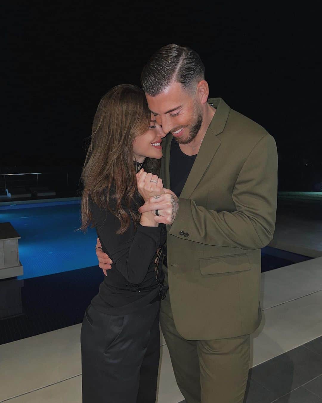 セルジ・エンリクのインスタグラム：「Empezamos el 2023 sabiendo que será especial!!! 💍 !! Sí !!!!! ♥️🥹」