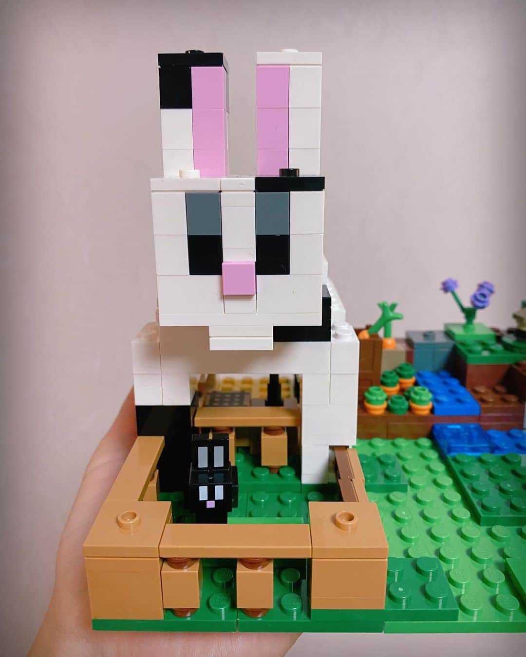 保田圭さんのインスタグラム写真 - (保田圭Instagram)「明けましておめでとうございます♡ 本年も宜しくお願い致します！  主人の実家で ゆったりのんびりなお正月です。  実家に大量に持ち込んだLEGO！  家族みんなで LEGO三昧の元日でした。笑  作品の１つが 偶然うさぎでしたよ♡♡  マイクラのウサギハウス。 可愛い♡ 自分で組み立てたから なお可愛い♡♡  2023年が 皆様にとって 素敵な1年でありますように♡  #minecraft  #lego  #マイクラブームの息子」1月1日 21時03分 - keiyasuda1206
