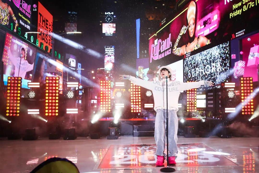 のインスタグラム：「2023 NEW YEAR'S ROCKIN' EVE 🥳」