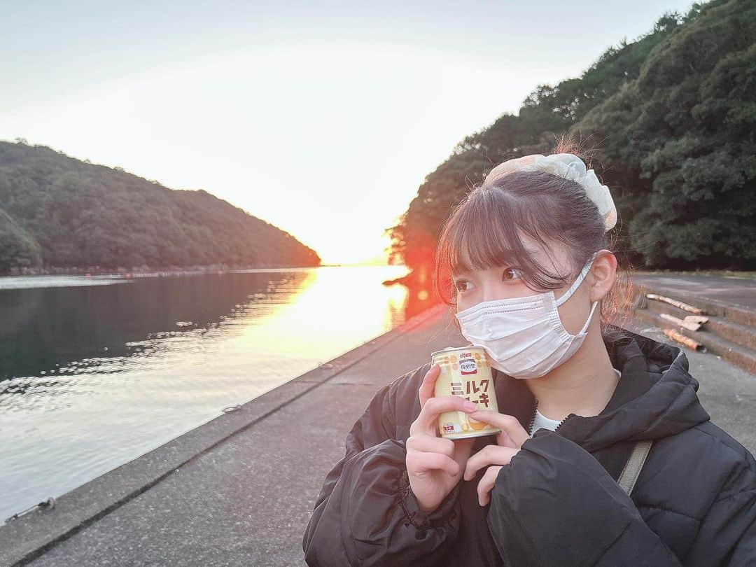 中坂美祐のインスタグラム：「あけましておめでとうございます☀️  2023年いろんな景色を見られるように頑張ります！！！ 皆さん一緒にたくさんの思い出作りましょう〜！！！  #happynewyear #初日の出 #あけましておめでとうございます #ミルクセーキ #今年もよろしくお願いします」