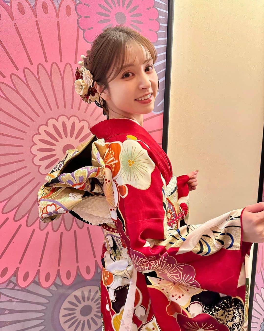 角谷暁子のインスタグラム：「明けましておめでとうございます。 2023年ですね！ 今年も全力で働きます☺️📺 よろしくお願いいたします。 #2023」