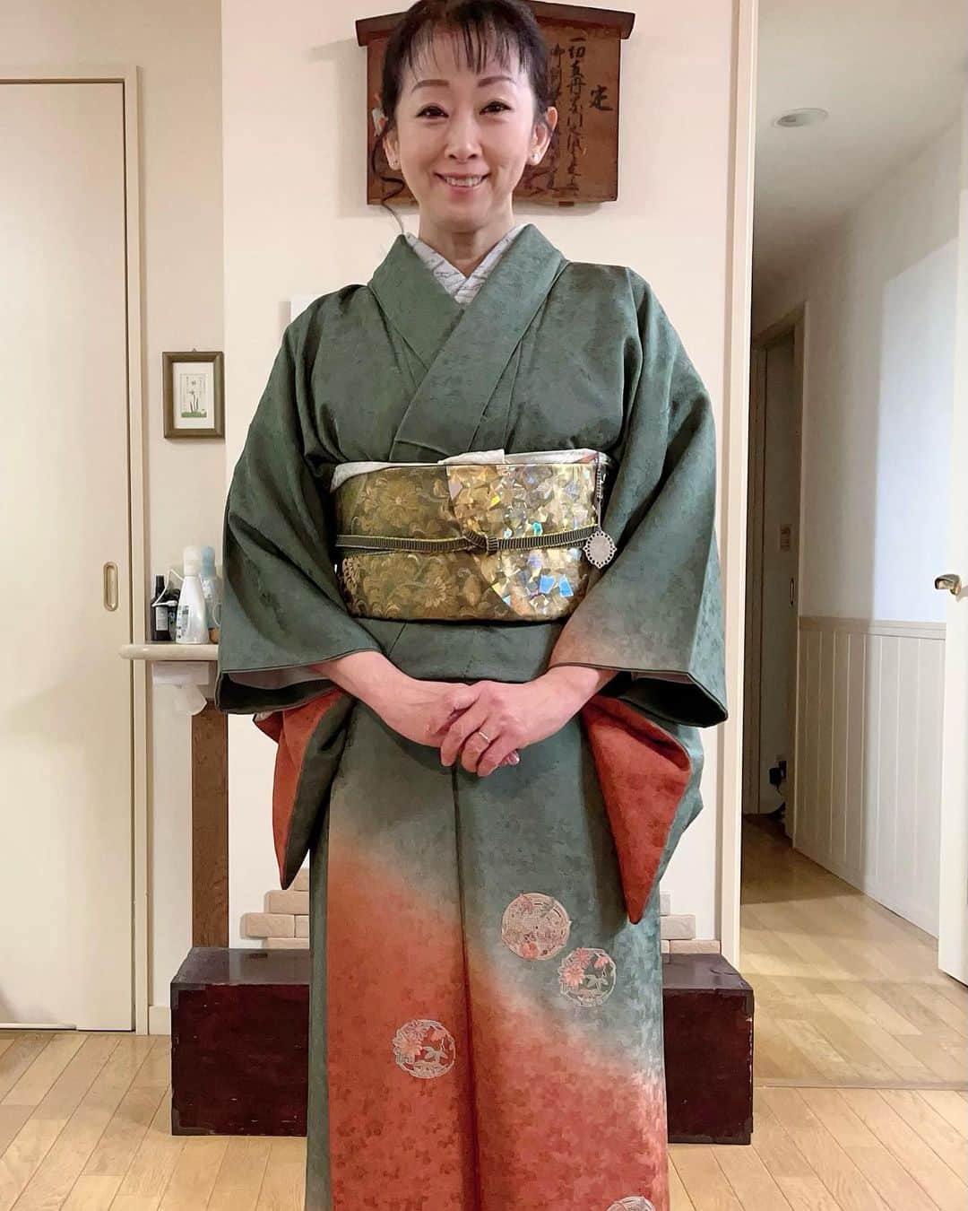 南かおりのインスタグラム：「仕事はじめ！　#ハピプラ　生放送です！いつもよりまったり了解リクエスト多めにお送りしますよ！ 昨日はバタバタで着られなかったので2023着物初め👘 お正月だしキラキラの🤩袋帯。 去年いただいたほぼ新品！めっちゃ綺麗✨…お高そう💦感謝だわ！ 着物はママンの👘一年ぶりに袖通したよ！」