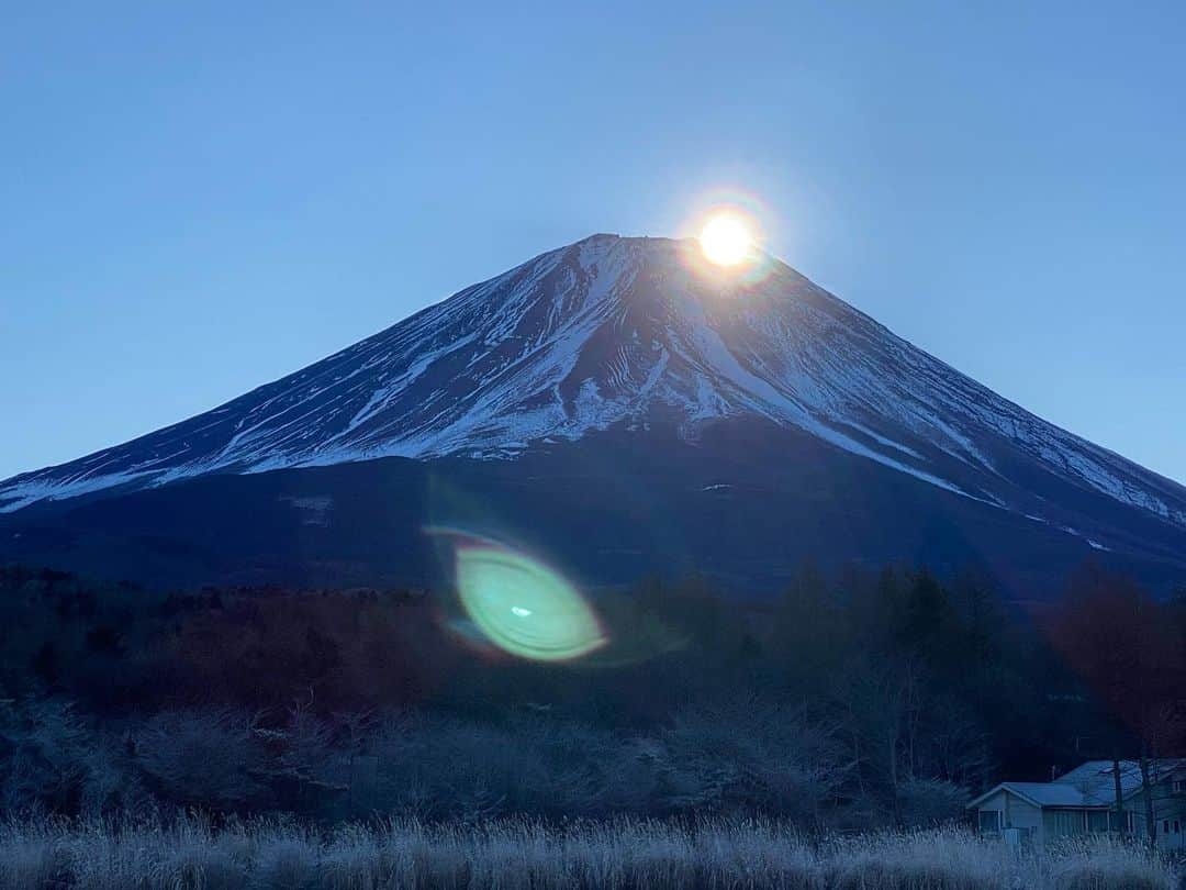 藤嶋大規のインスタグラム：「2023年 明けましておめでとうございます🎍 今年もよろしくお願いします！  今年も綺麗な初日の出を見ることが出来ました🗻☀️  #新年 #明けましておめでとう #富士山 #初日の出 #mtfuji」