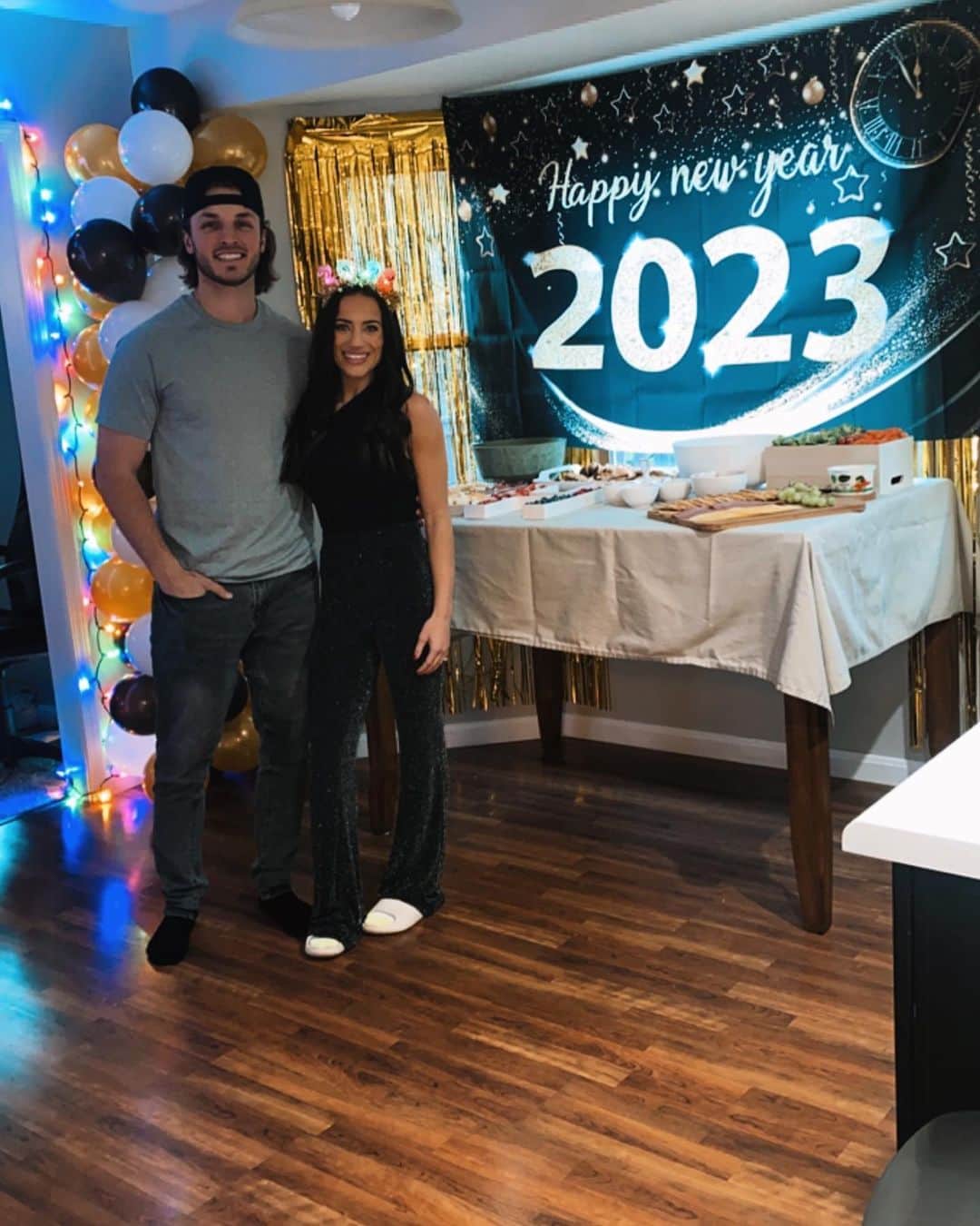 レキシー・プリースマンのインスタグラム：「No better way to end 2022…Celebrating New Years in our home with the people we love! 🤍  Ignore my shoes ;)」